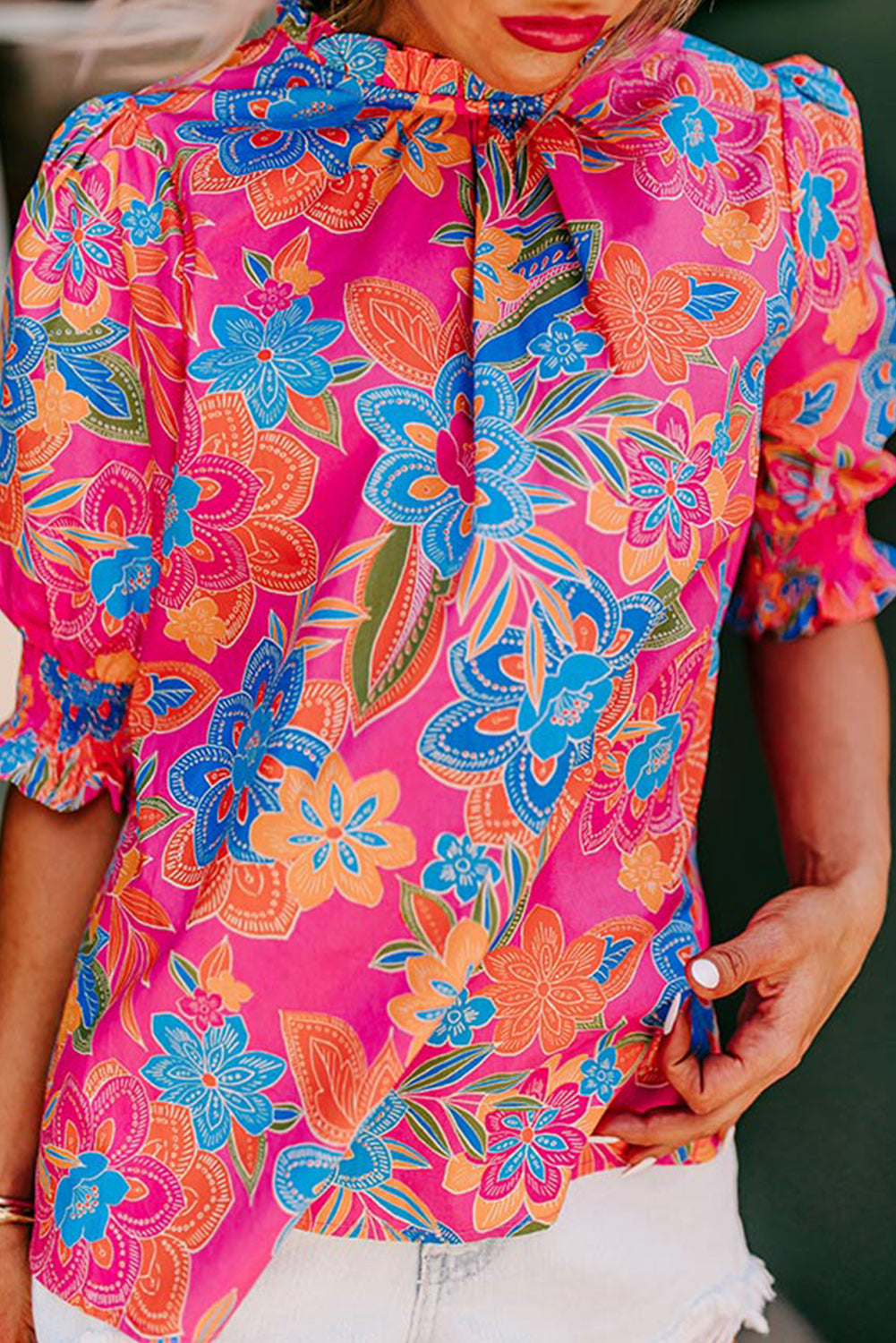 Bluza s kratkimi napihnjenimi rokavi in ​​cvetličnimi motivi z vrtnastimi volančki
