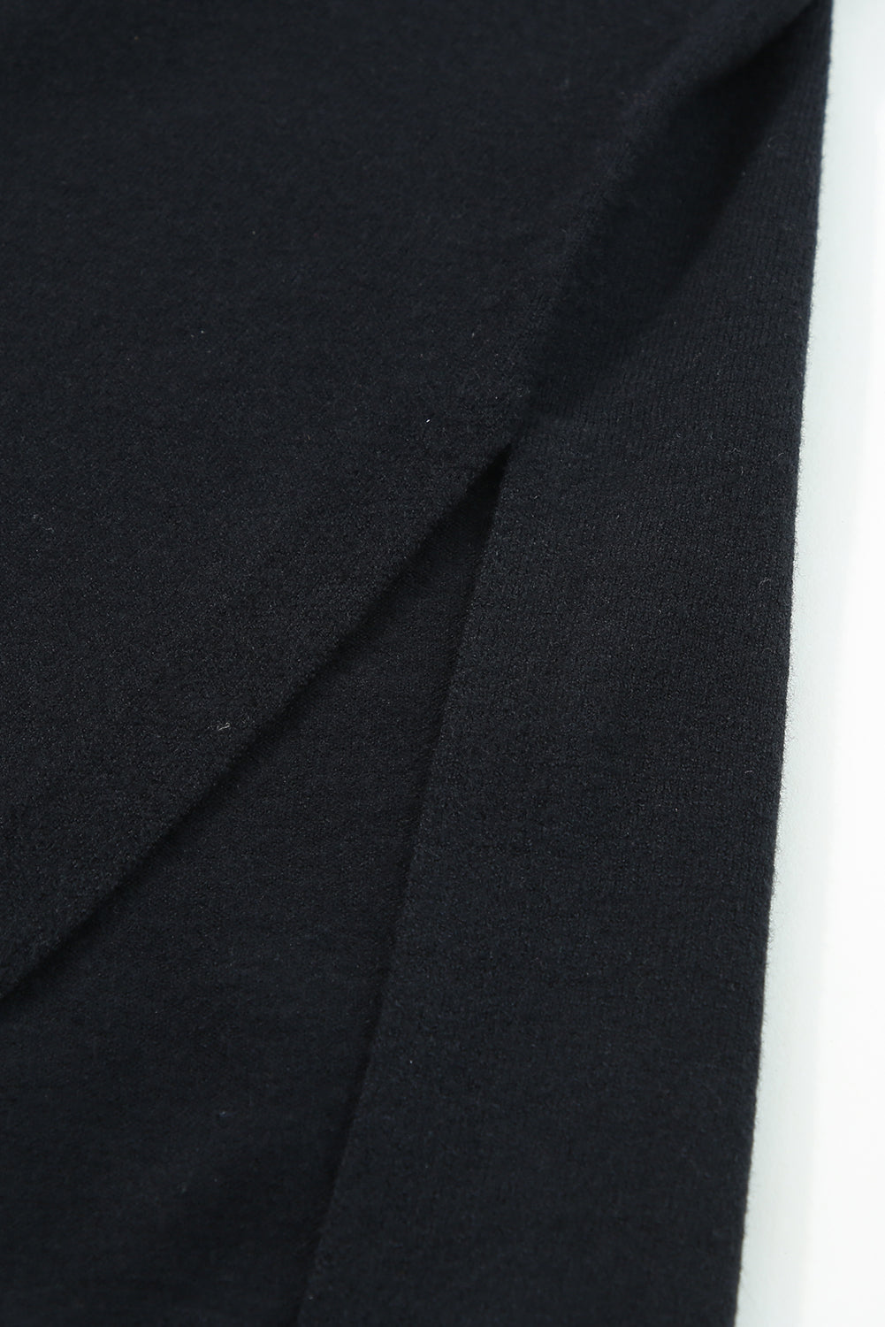 Crni široki pulover s bočnim prorezima i velikim ovratnikom