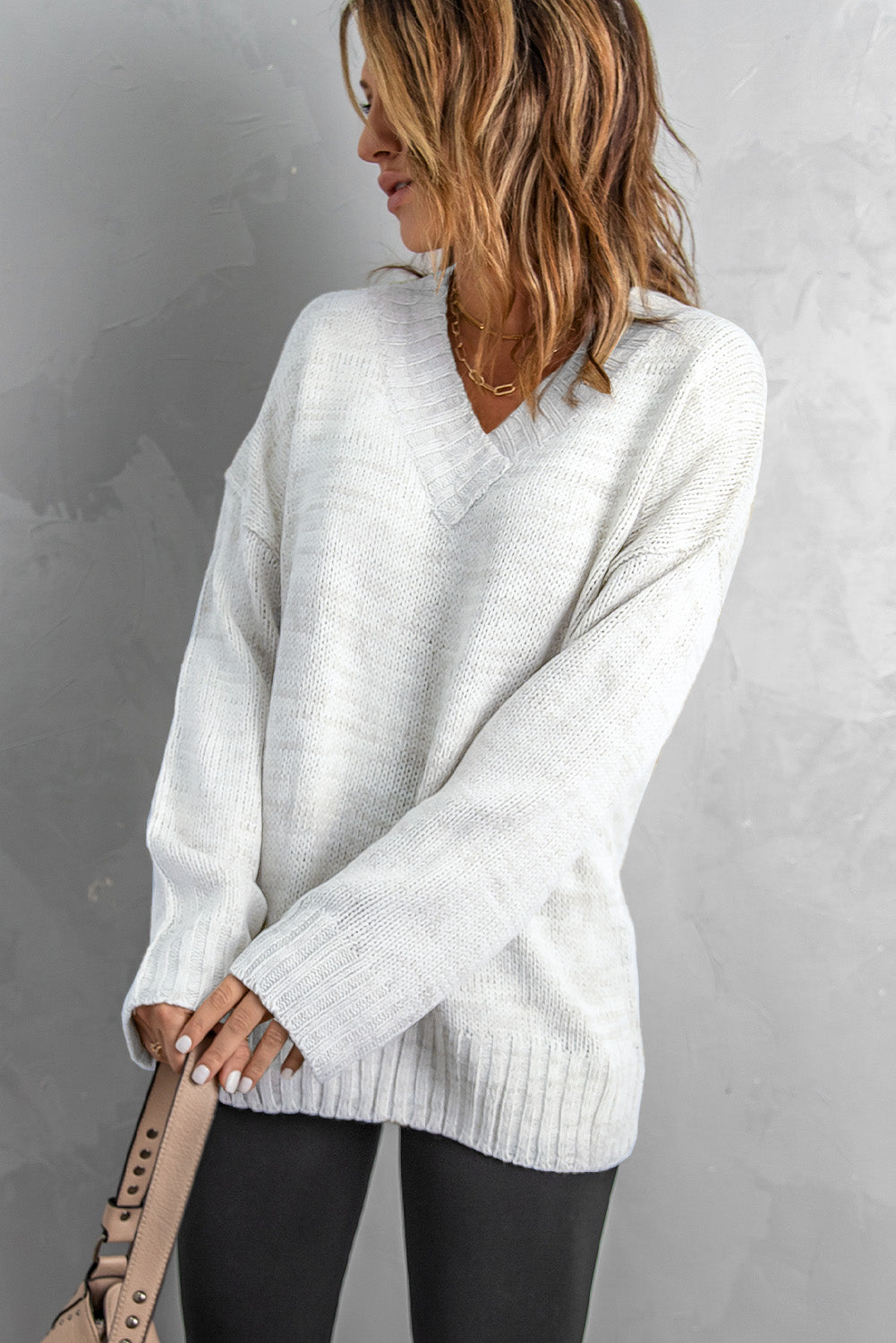 Bel pleten pulover z V izrezom in spuščenimi rameni
