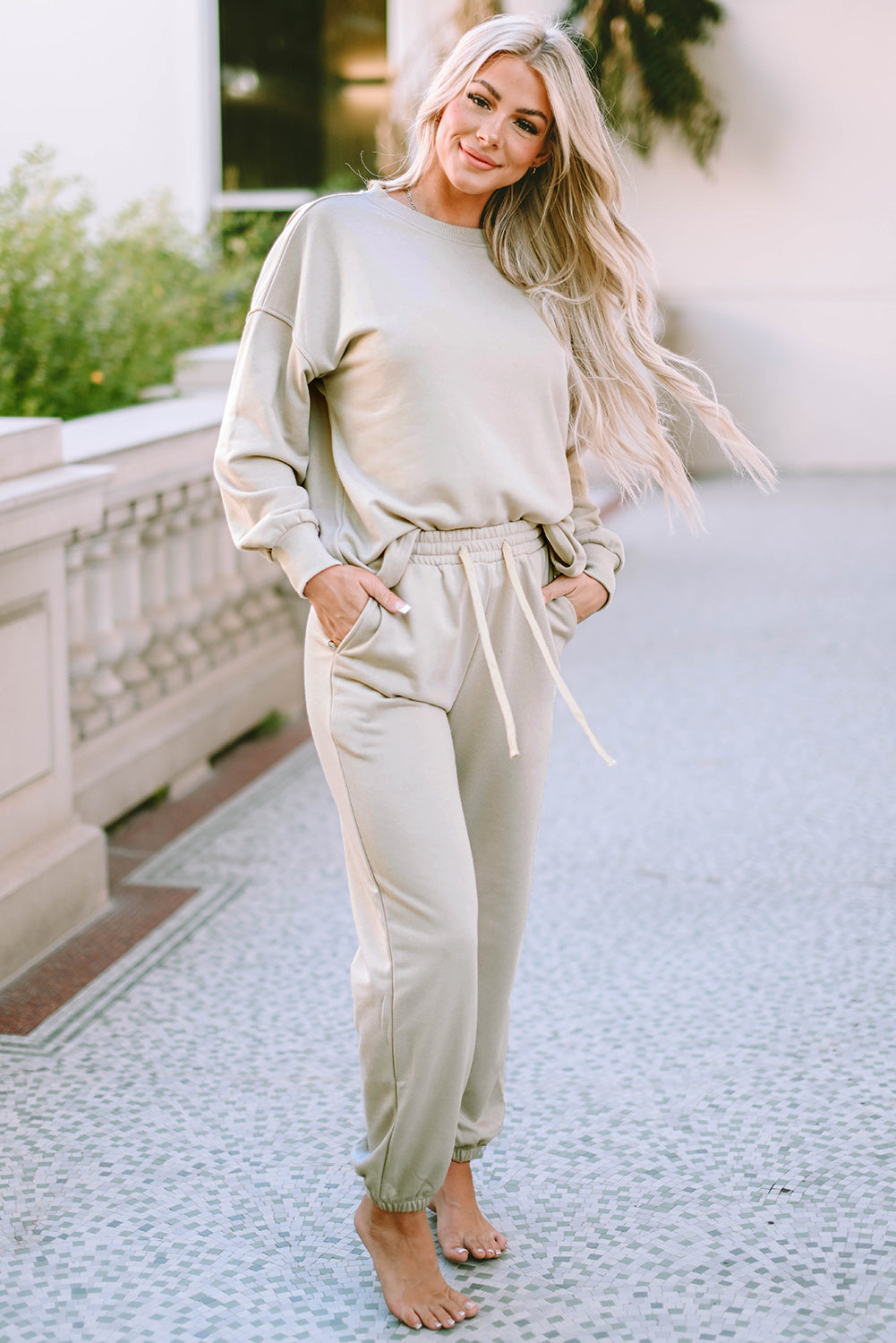 Tenue de salon avec haut à manches longues gris et pantalon à cordon de serrage