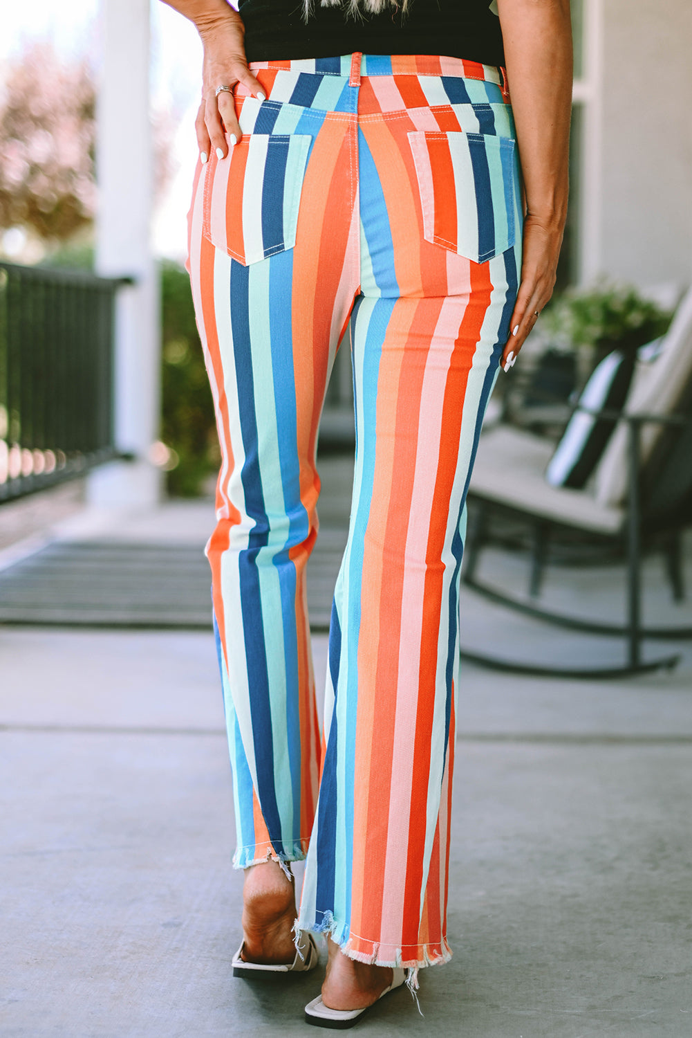 Pantalon en denim évasé à ourlet brut et rayures multicolores