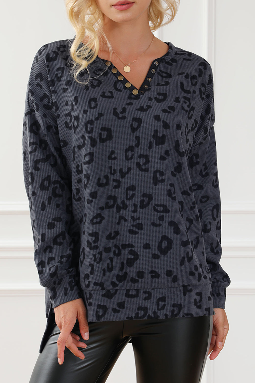 Graues Waffel-Sweatshirt mit Leopardenmuster und Knöpfen und geteiltem Ausschnitt