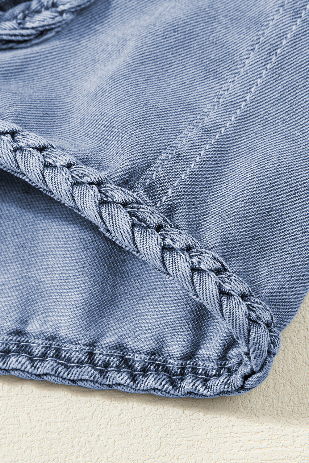 Ashleigh - Gilet en jean bleu avec poches et bordure tressée