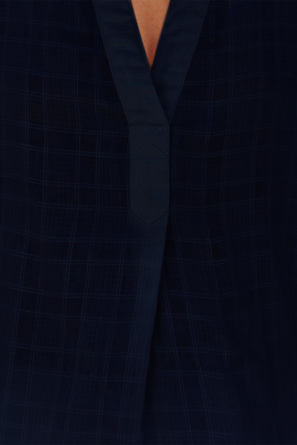 Chemise ample à manches courtes et col en V à imprimé écossais bleu marine avec fentes