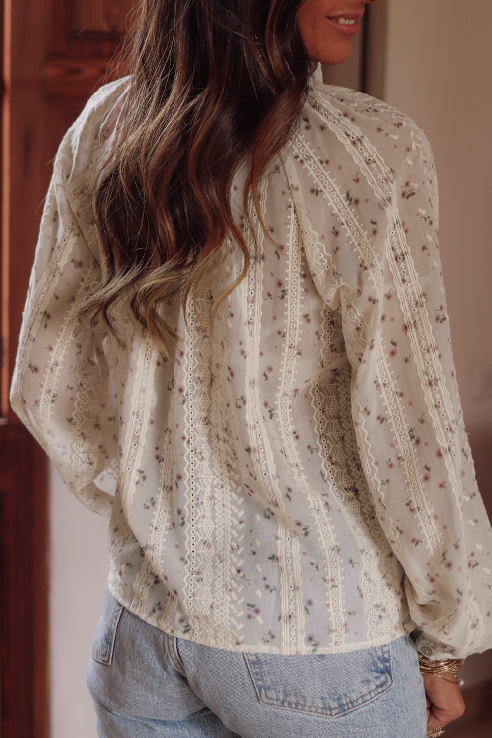 Chemise rouge à manches boules en dentelle brodée de fleurs