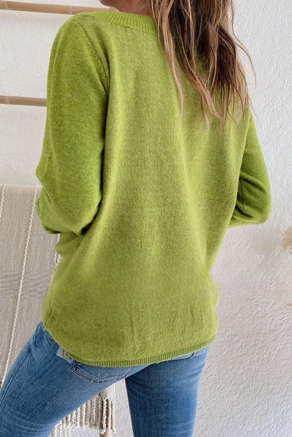 Grüner, einfarbiger Pullover mit Knopfleiste und V-Ausschnitt