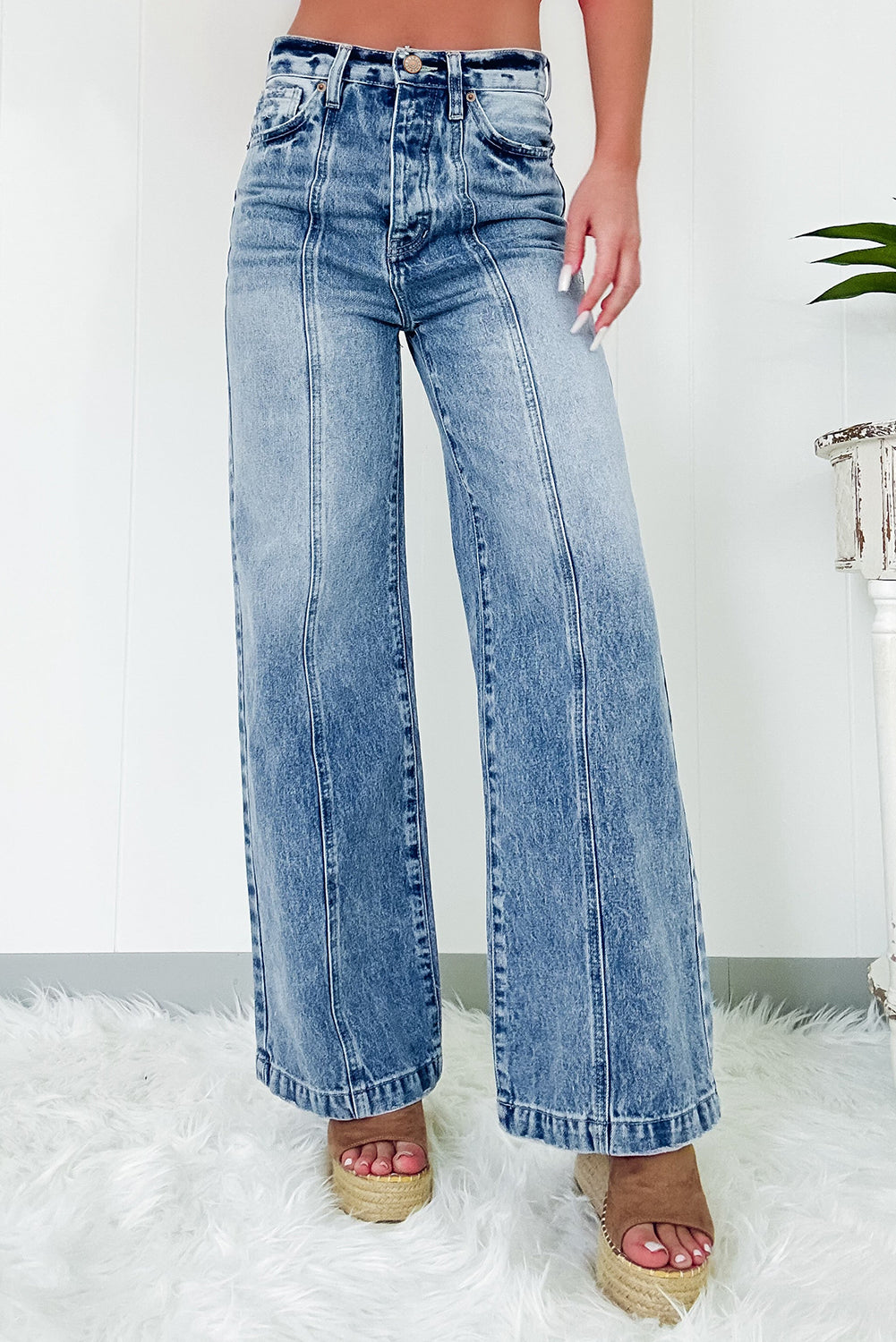 Dunkelblaue Jeans mit weitem Bein und hoher Taille und Mittelnaht