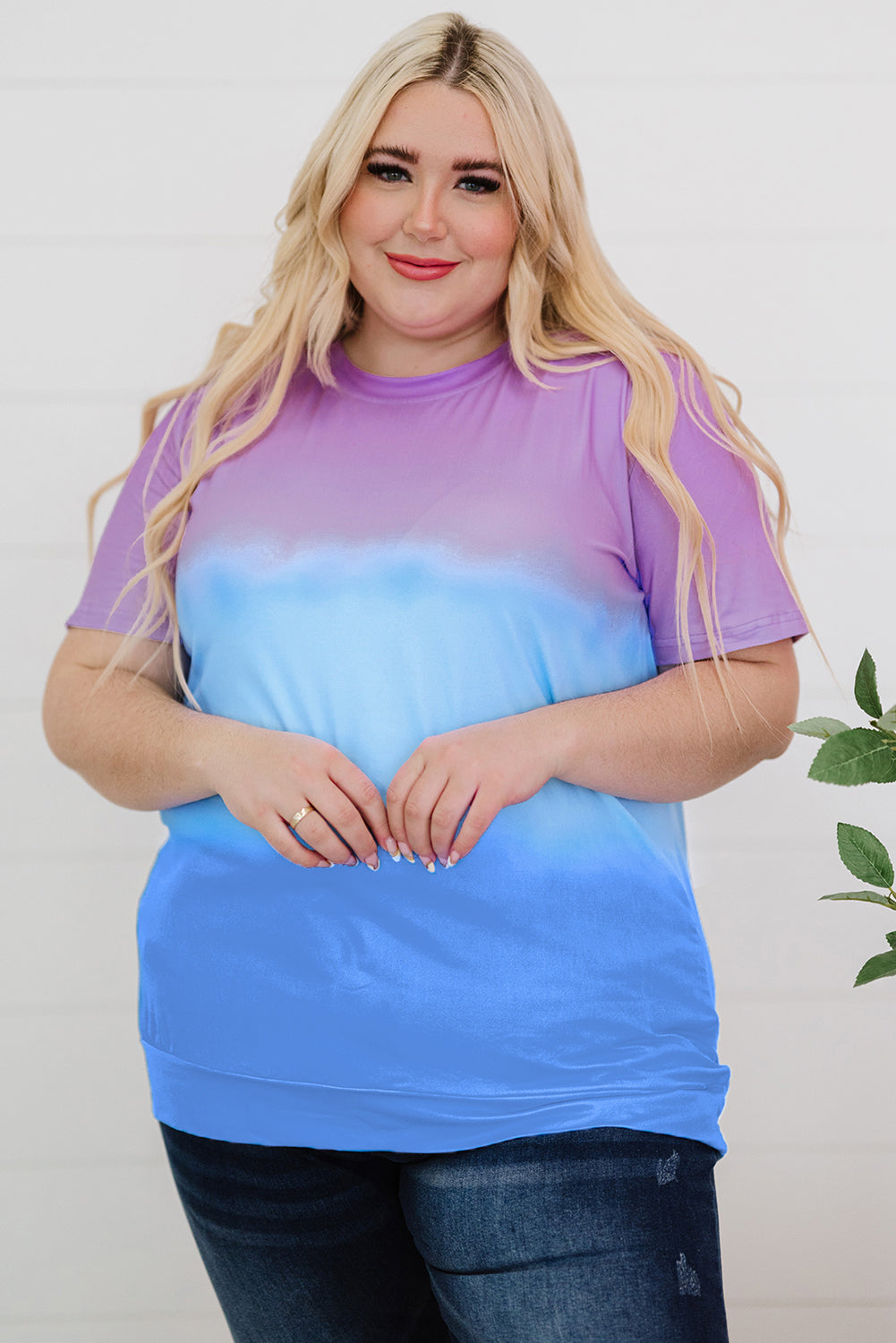 Vijolična majica velike velikosti z okroglim izrezom in barvanimi barvnimi bloki