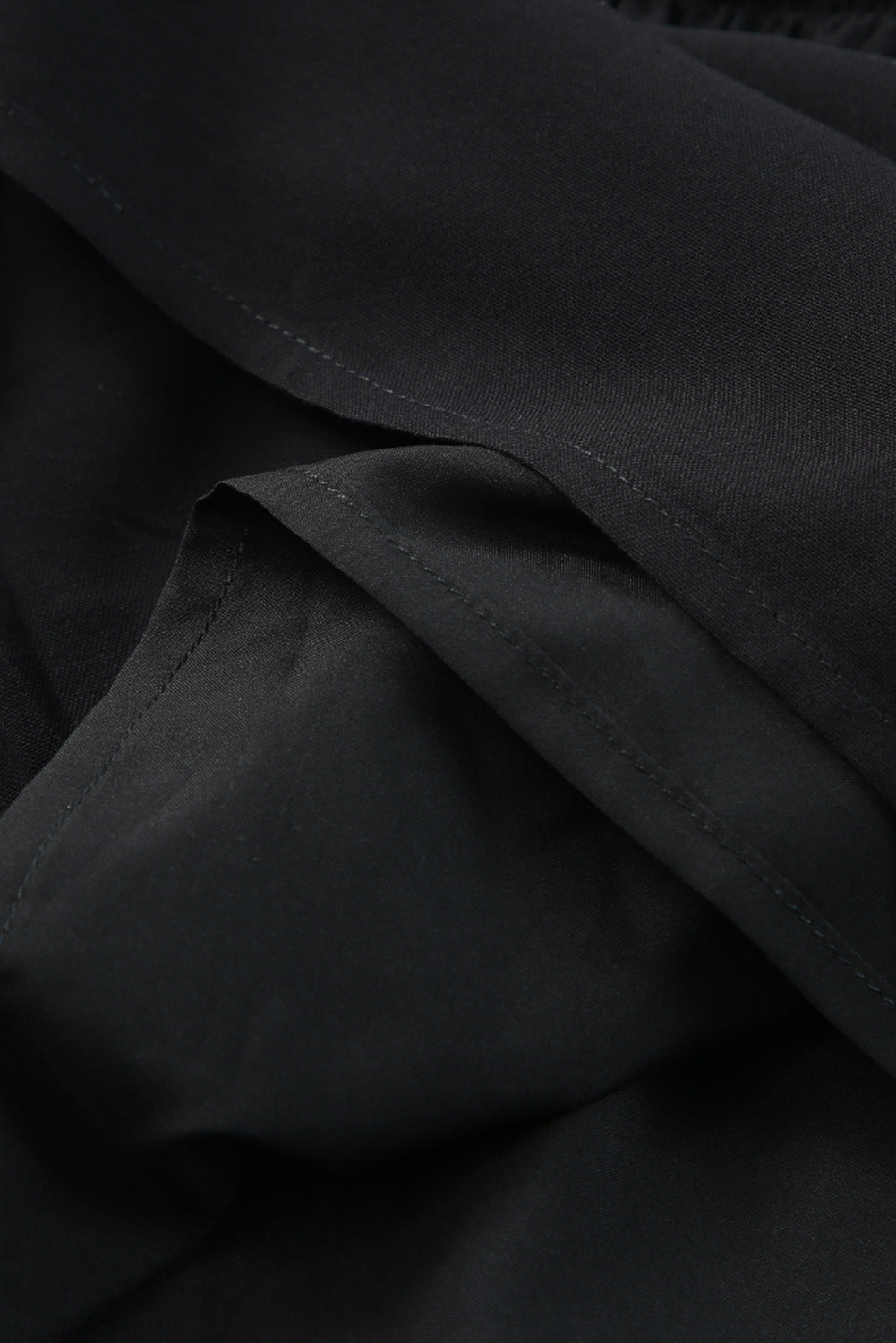 Crna midi haljina s remenom na kravatu i s volanima
