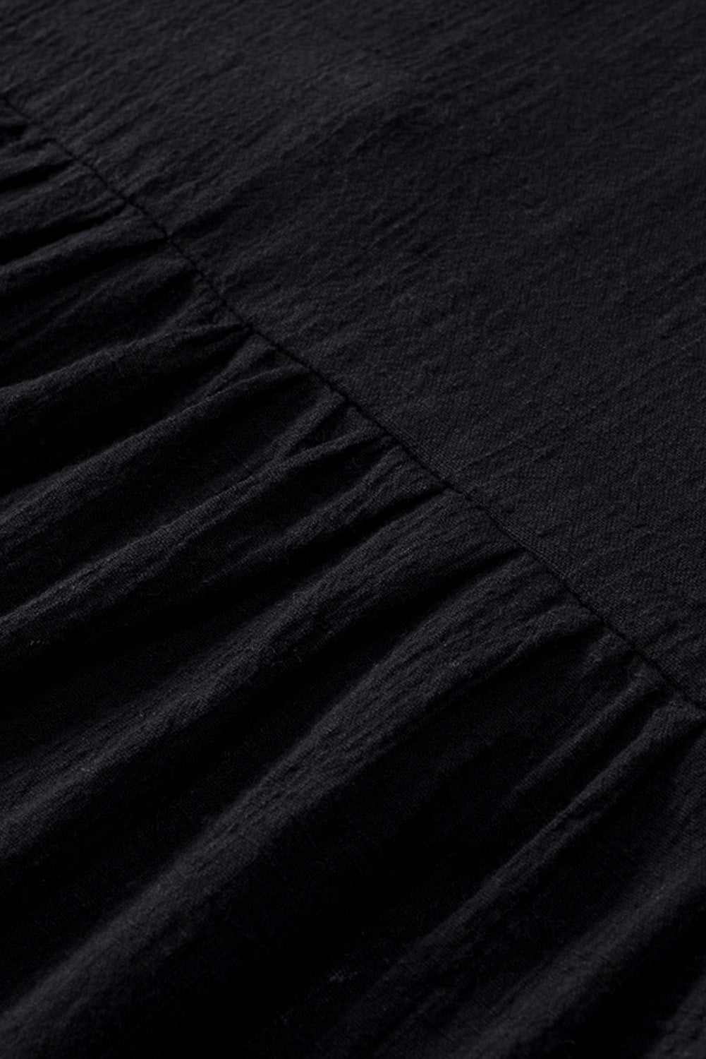 Crna majica s V izrezom s izvezenim kićankama i polurukavima