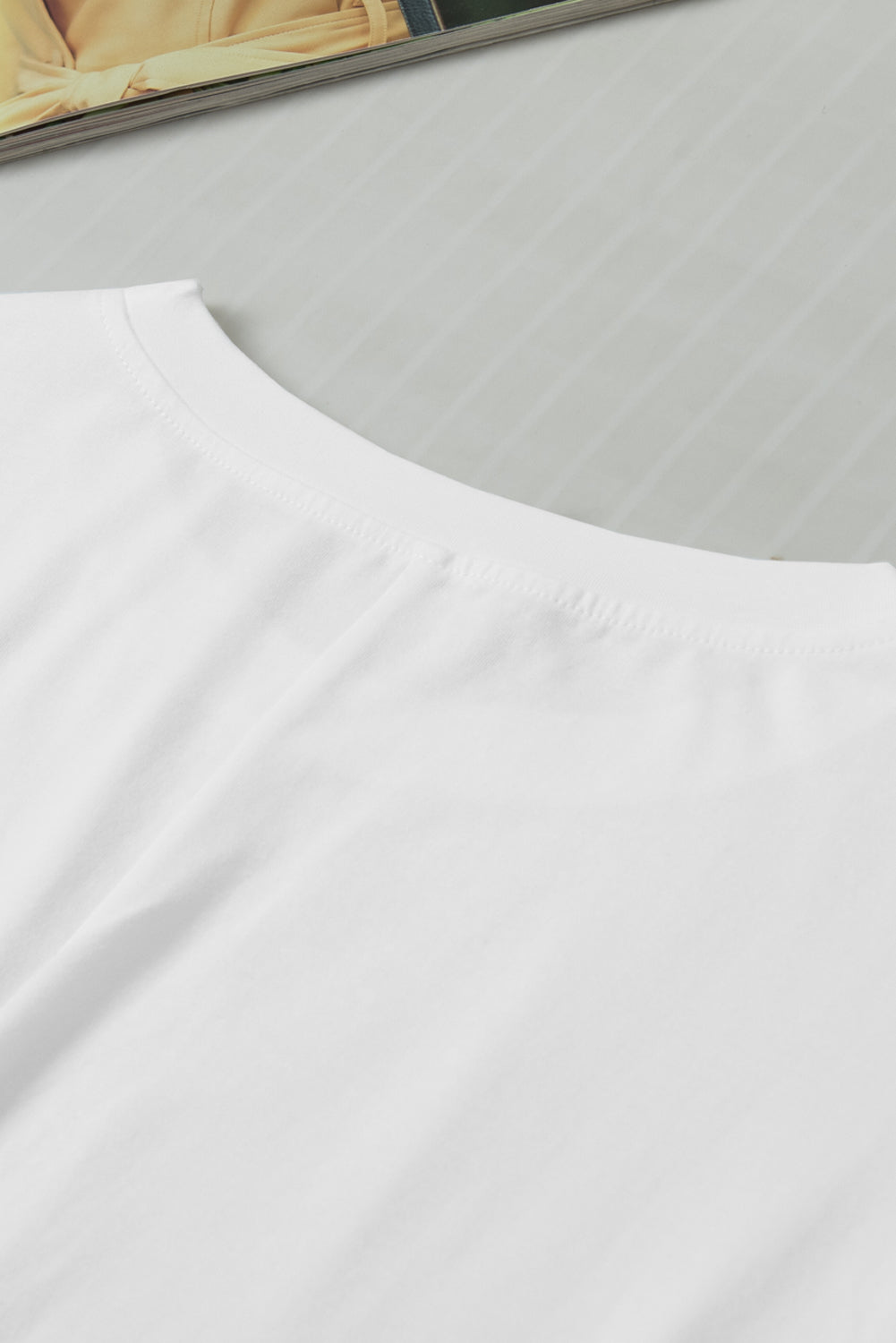 Bela stranska majica z vrvico in kratkimi rokavi z okroglim izrezom