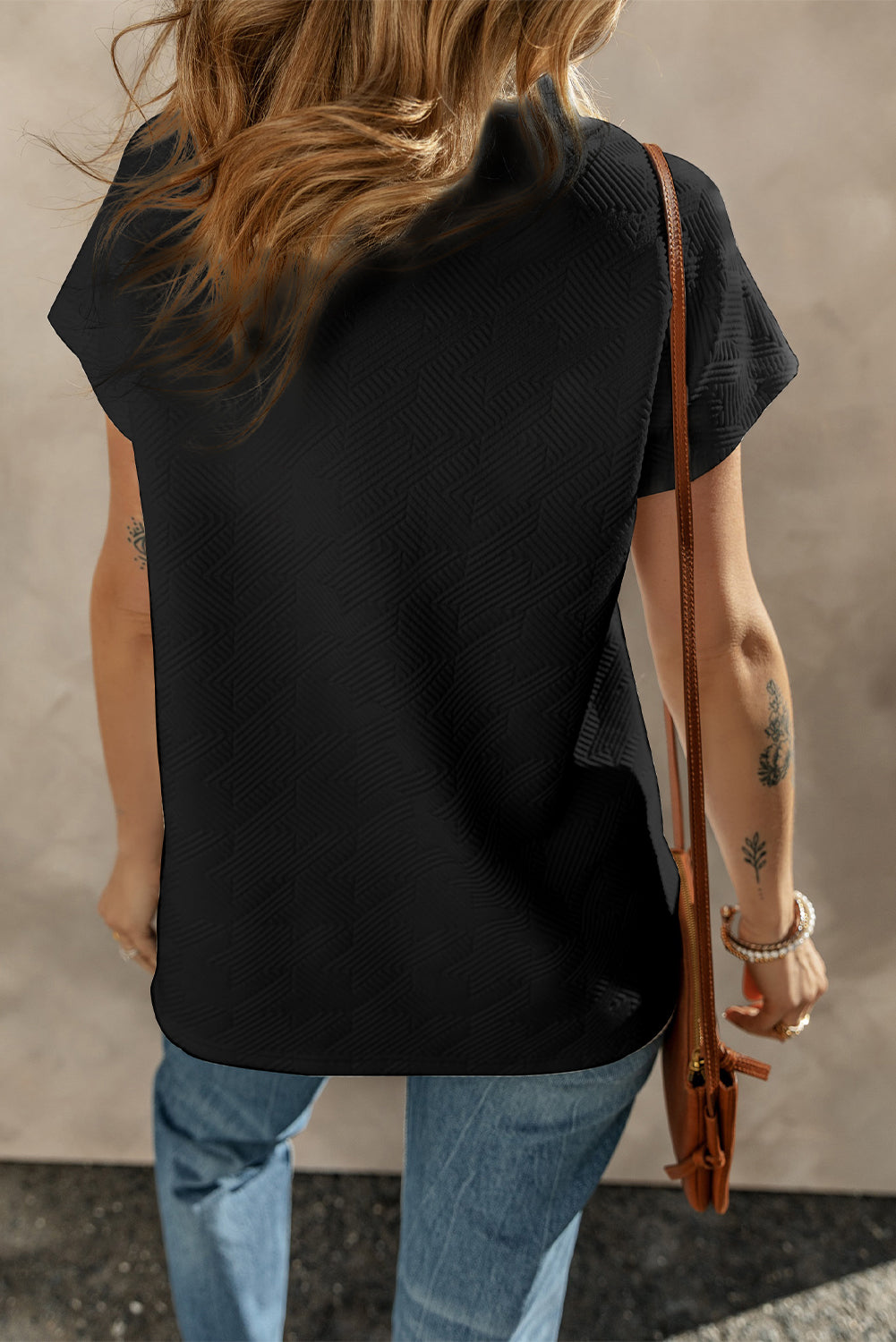 Črna majica s kratkimi rokavi in ​​ovratnikom z V-izrezom