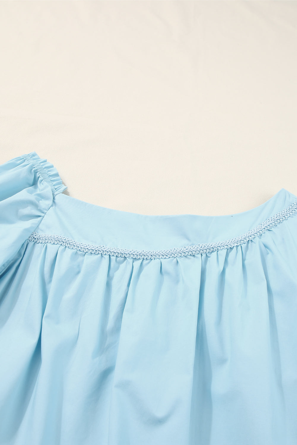 Himmelblaues, asymmetrisches Swing-Minikleid mit exquisitem Besatz und Puffärmeln