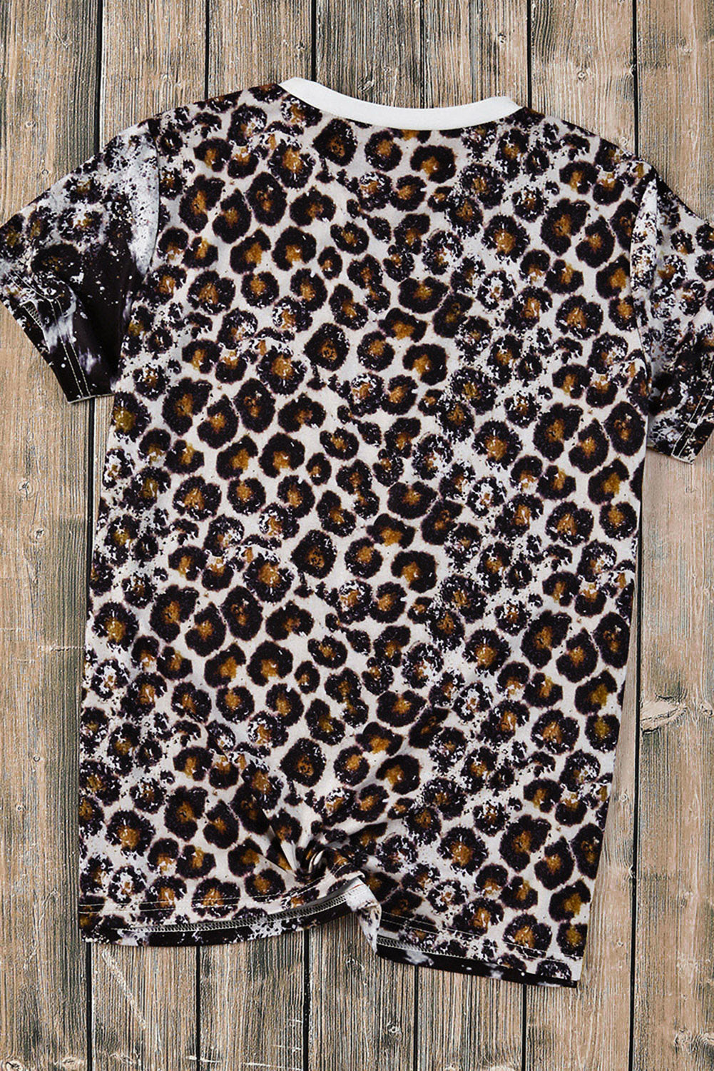 T-shirt sbiancata con stampa animalier mix leopardo