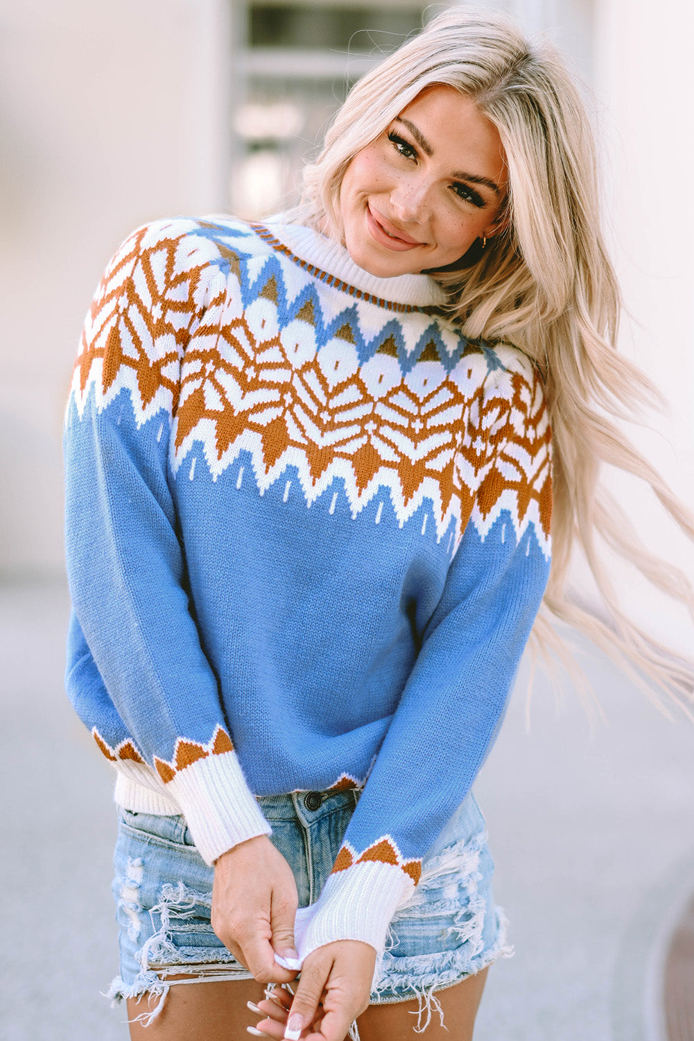 Moder rebrasti pulover z geometrijskim vzorcem