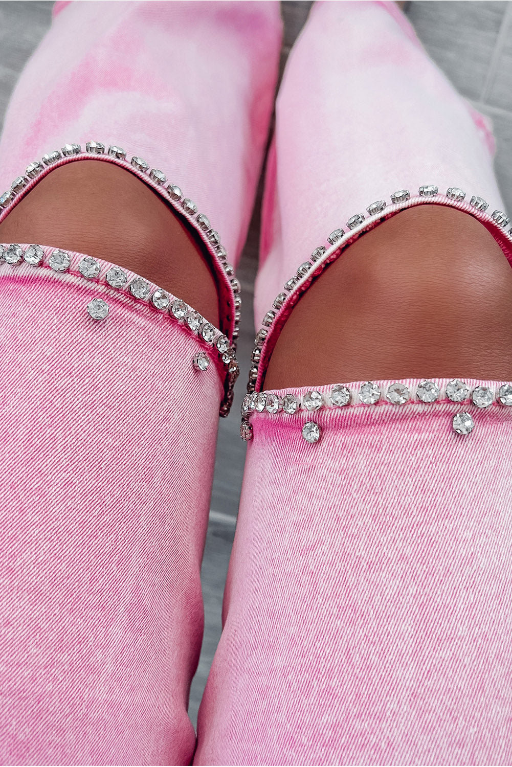 Jeans a gamba larga con ritaglio di strass a vita alta rosa