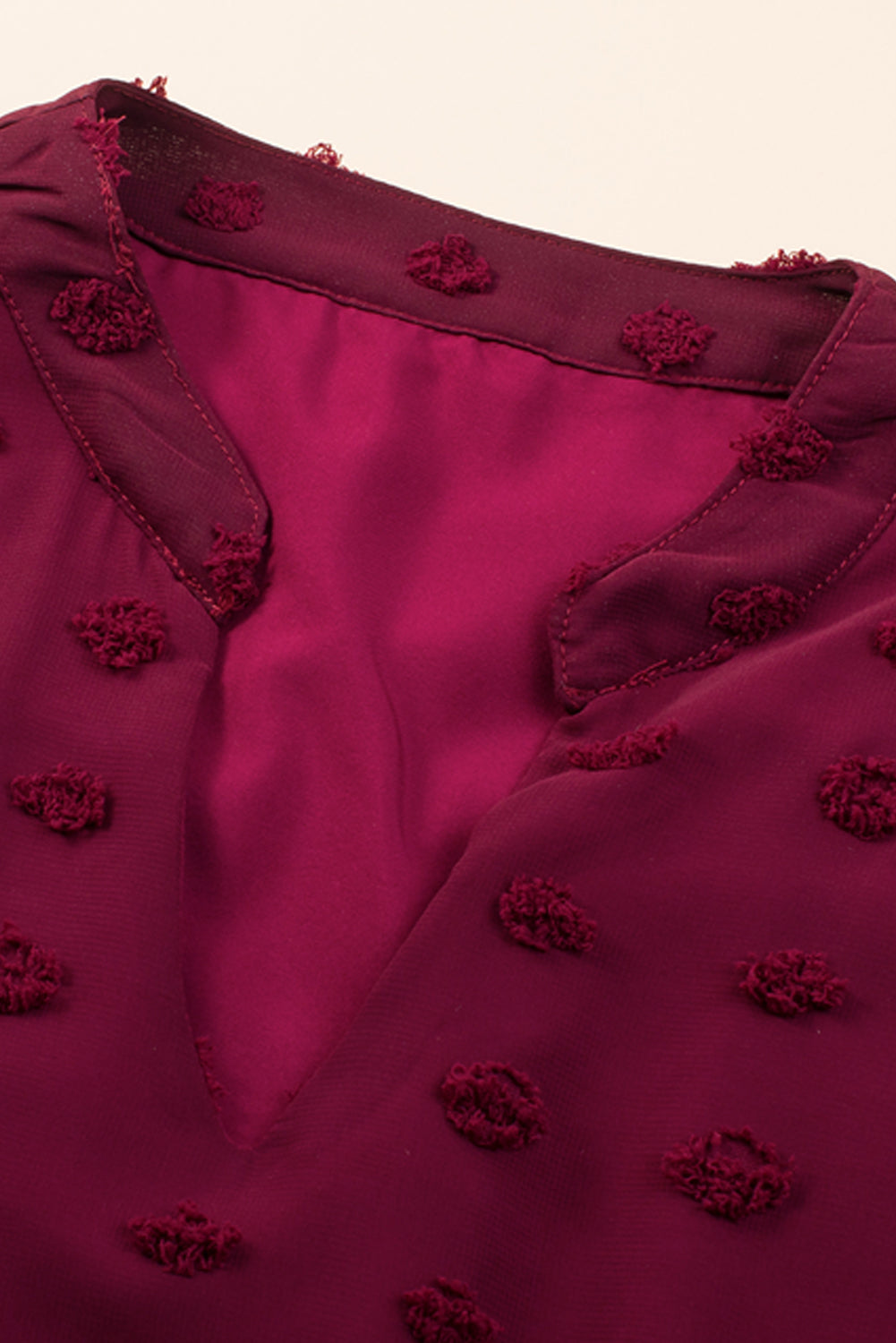 Burgunderrotes Plus-Size-Kleid mit Schweizer Punkten und Rüschenärmeln und V-Ausschnitt