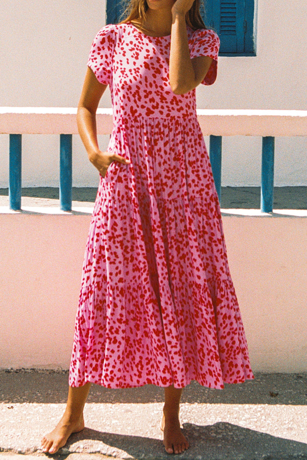 Rosafarbenes, kurzärmliges, ausgestelltes, gestuftes Kleid mit Boho-Print