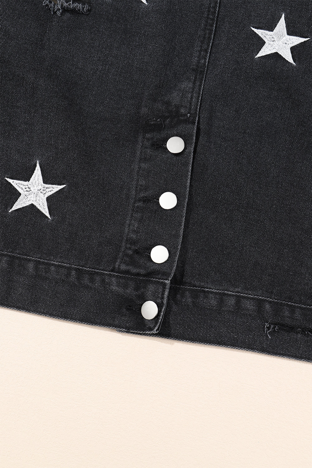 Schwarze verkürzte Jeansjacke mit Perlen und Sternen im Distressed-Look