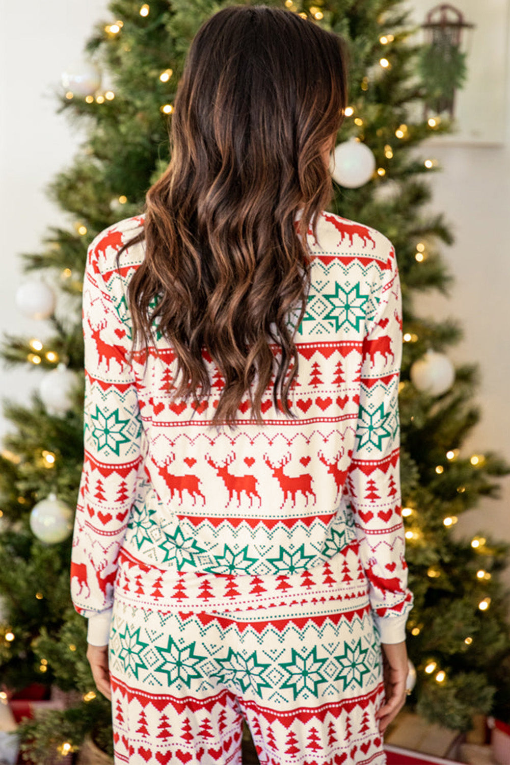 Svijetlo bijeli pulover s božićnim printom i dnevni set hlača