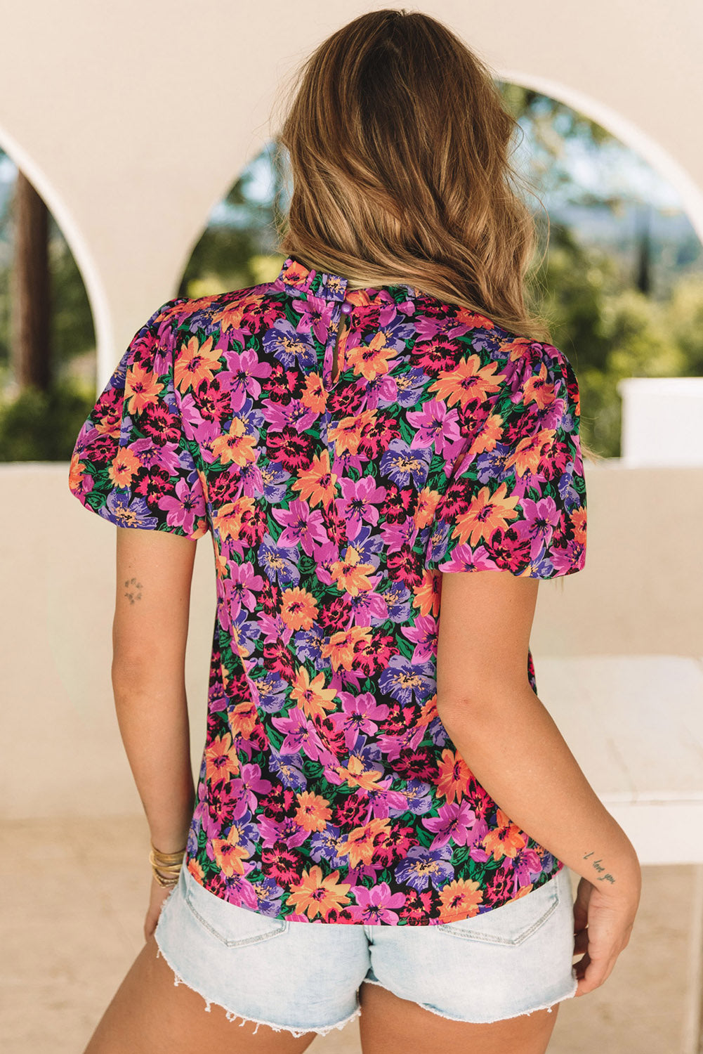 Večbarvna bluza z napihnjenimi rokavi in ​​okroglim izrezom s cvetličnim vzorcem