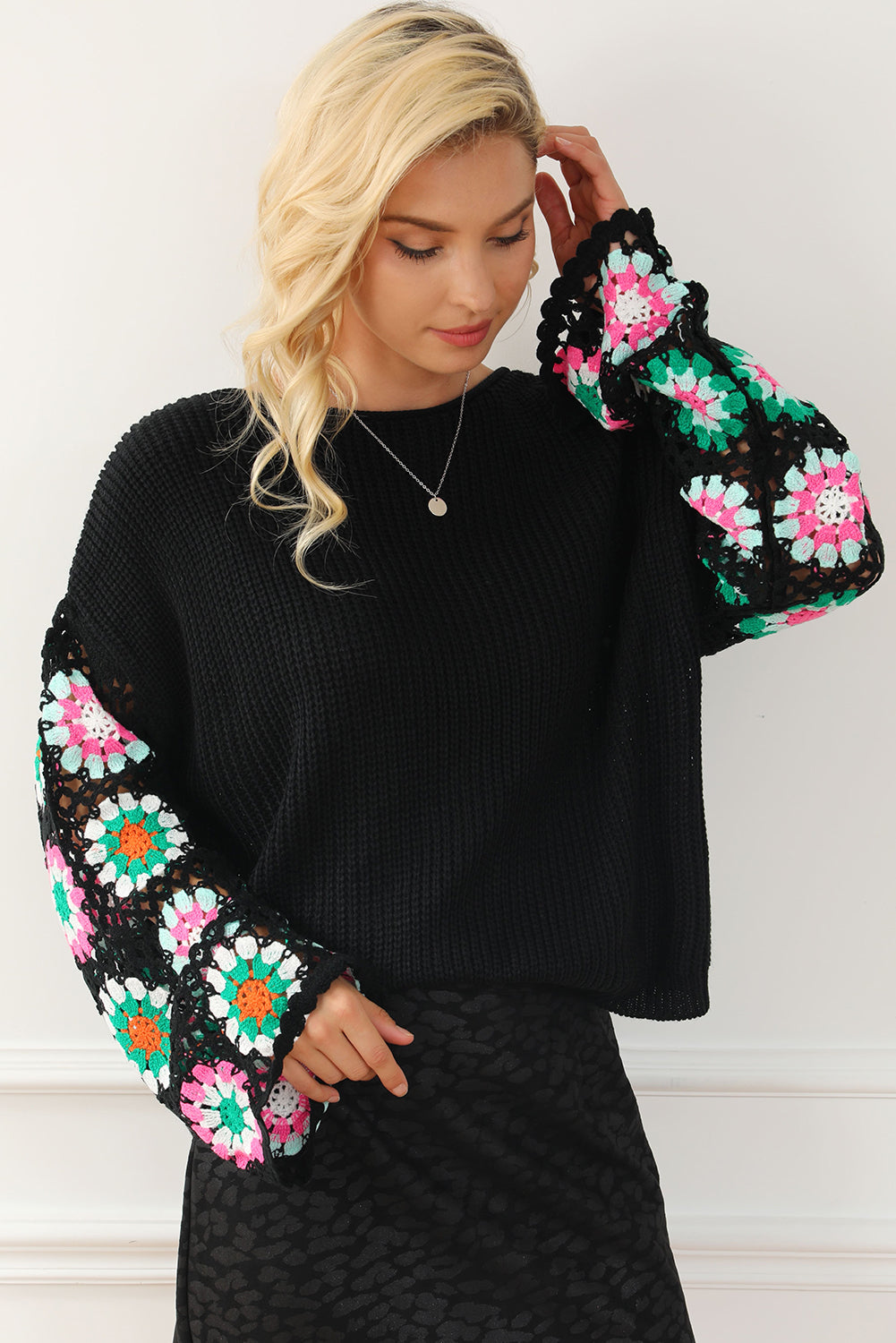 Črn ohlapen, kvačkan pulover z zvončastimi rokavi in ​​cvetličnim motivom