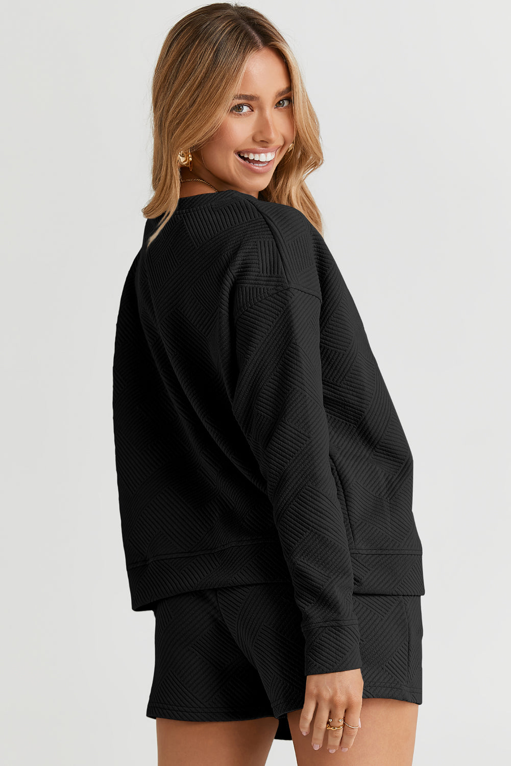 Črna teksturirana majica z dolgimi rokavi in ​​komplet kratkih hlač z vrvico
