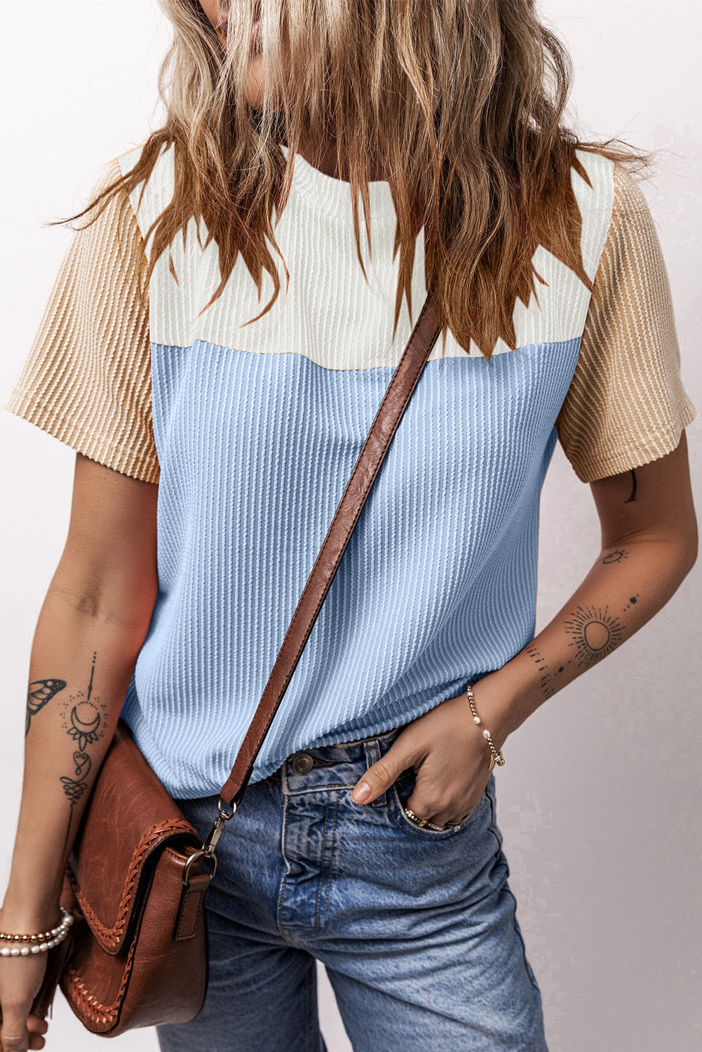 Hellblaues, geripptes Colorblock-T-Shirt mit Struktur