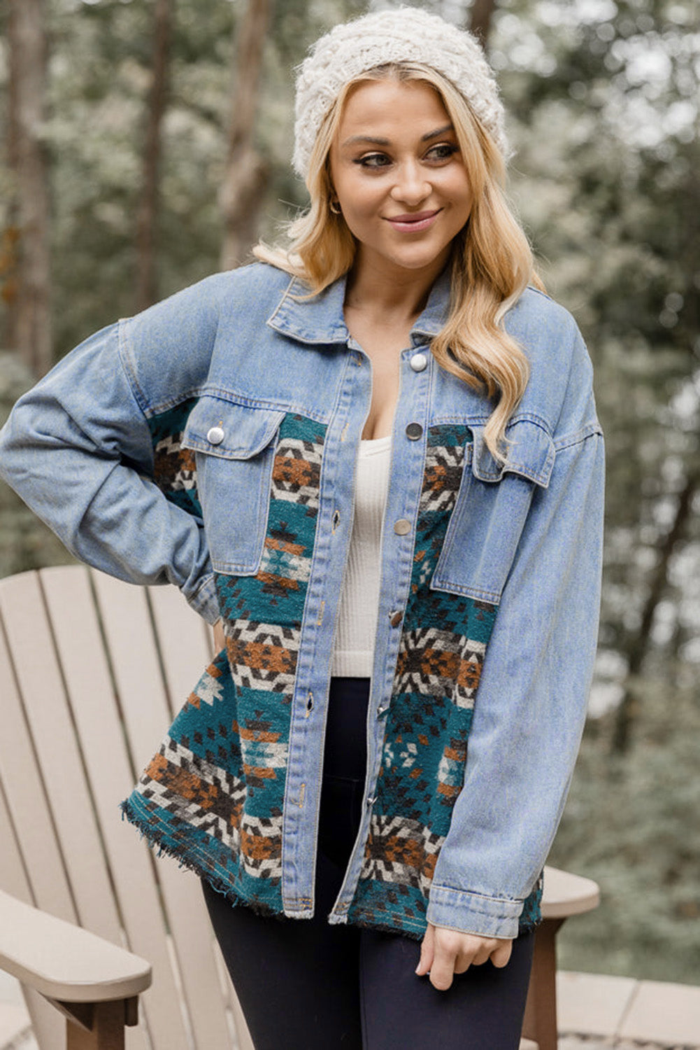 Blaue Jeansjacke mit Azteken-Print