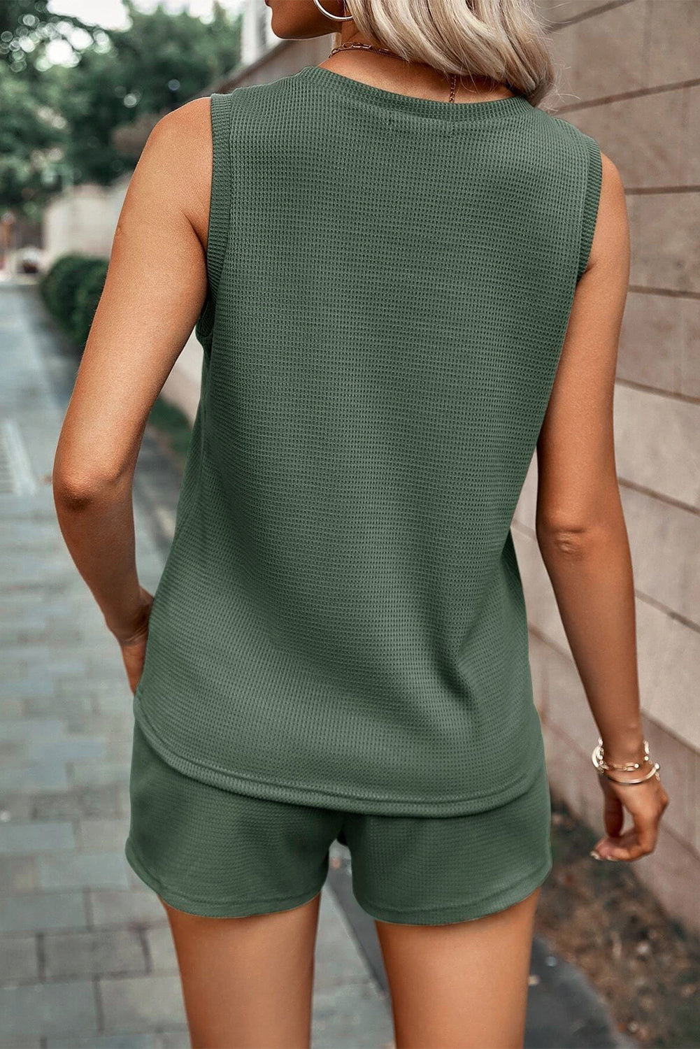 Komplet majice z žepom in kratkimi hlačami z vrvico v obliki megleno zelenega vaflja