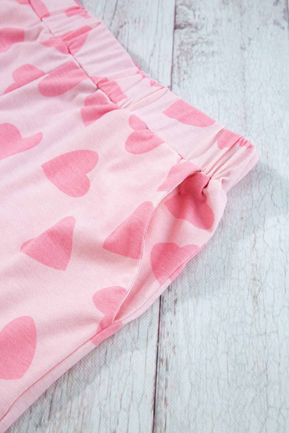 Rožnata majica s kratkimi rokavi z dolgimi rokavi in ​​potiskom v obliki srca za Valentinovo