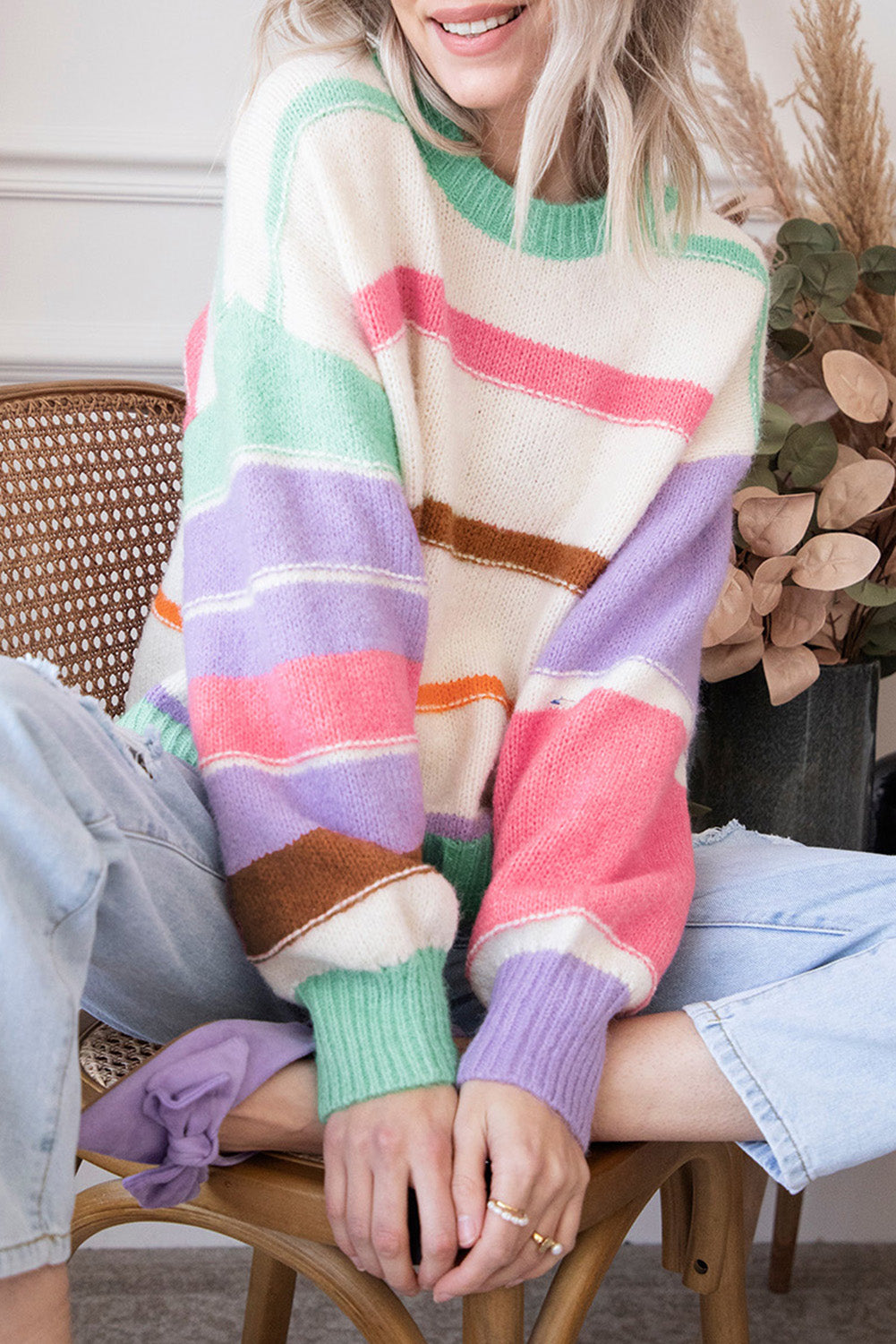 Večbarvni črtasti pulover na spuščena ramena Colorblock