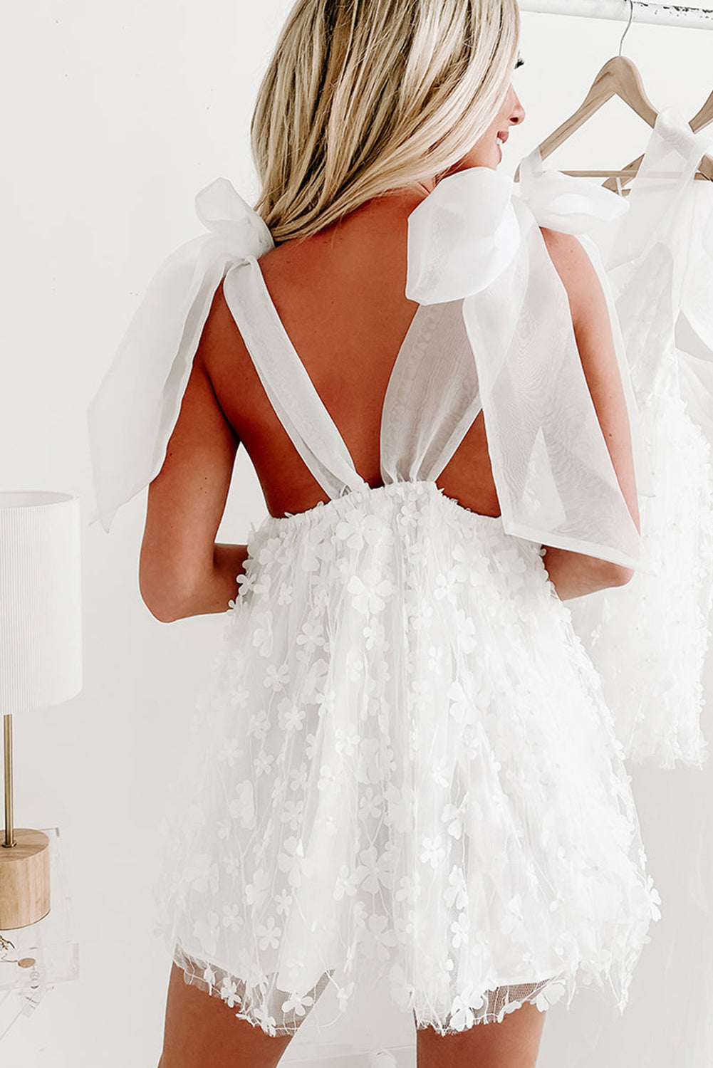 Elegantna napihnjena poročna obleka iz gaze z aplikacijo belega cvetja