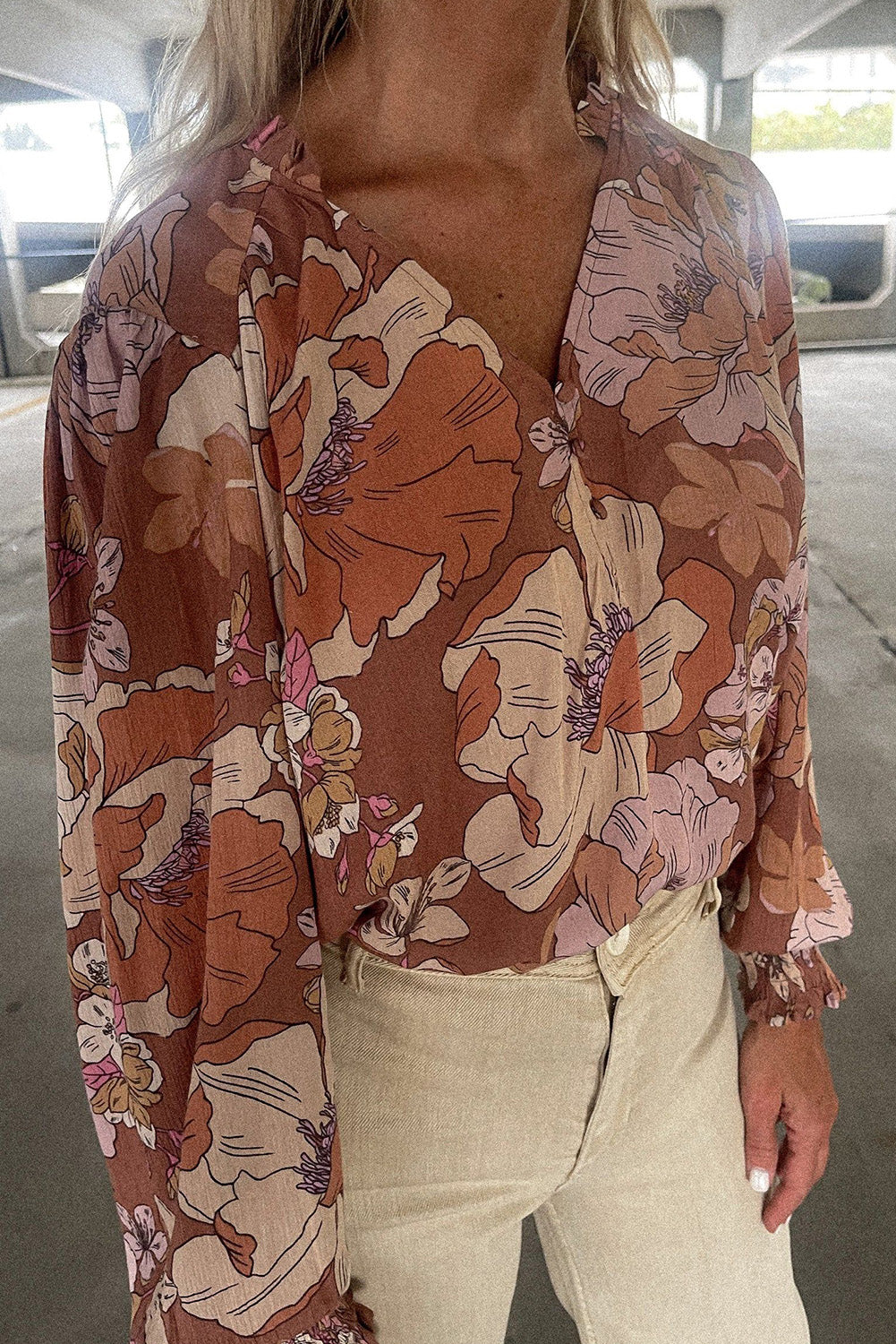 Rjava bluza z mehurčki in cvetličnimi rokavi z naborki