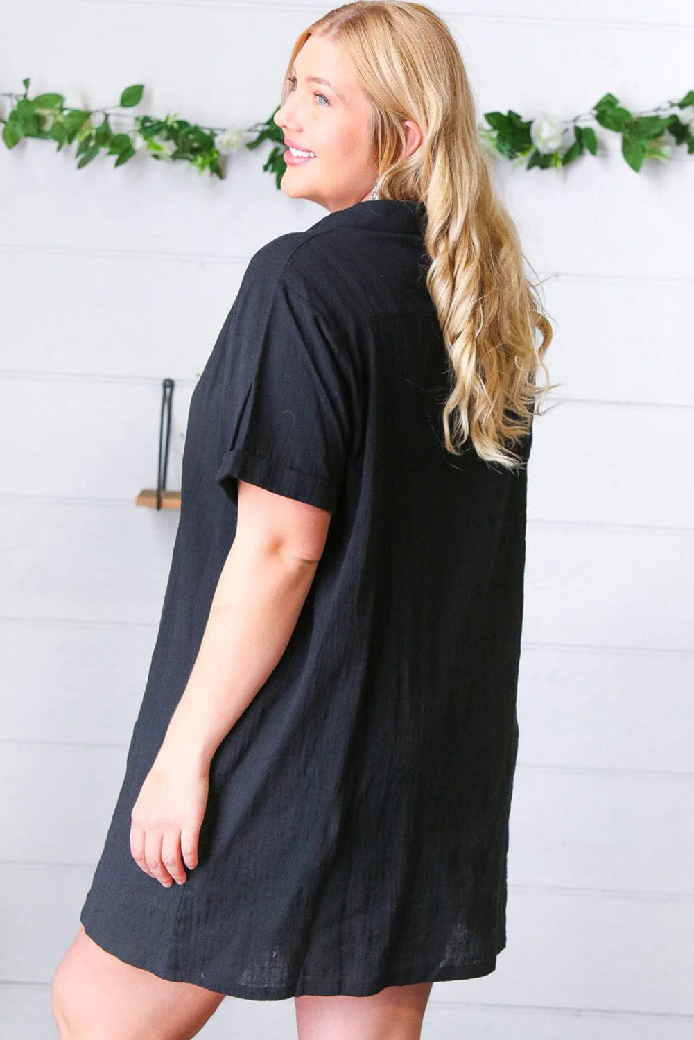 Crna duga haljina kratkih rukava s ovratnikom košulje veće veličine