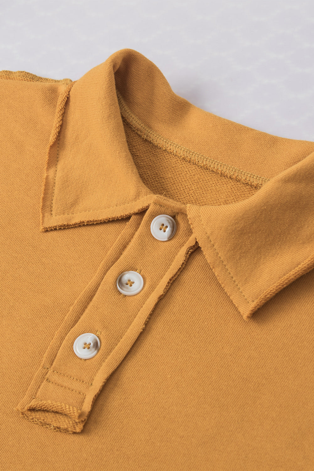 T-shirt corta con colletto polo e bordi grezzi color cammello
