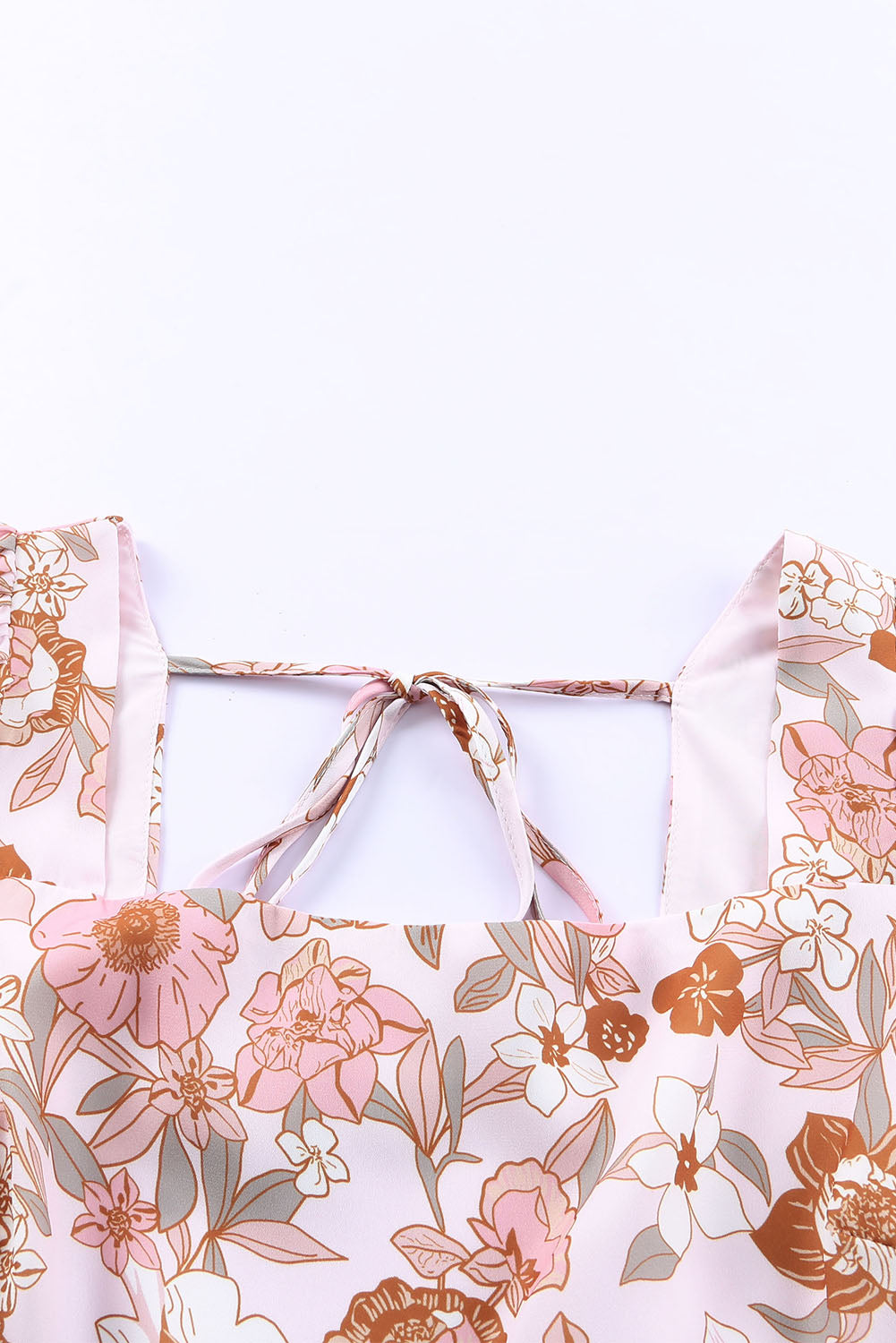 Bela mini obleka brez hrbta s kvadratnim izrezom in pentljo s cvetličnim potiskom