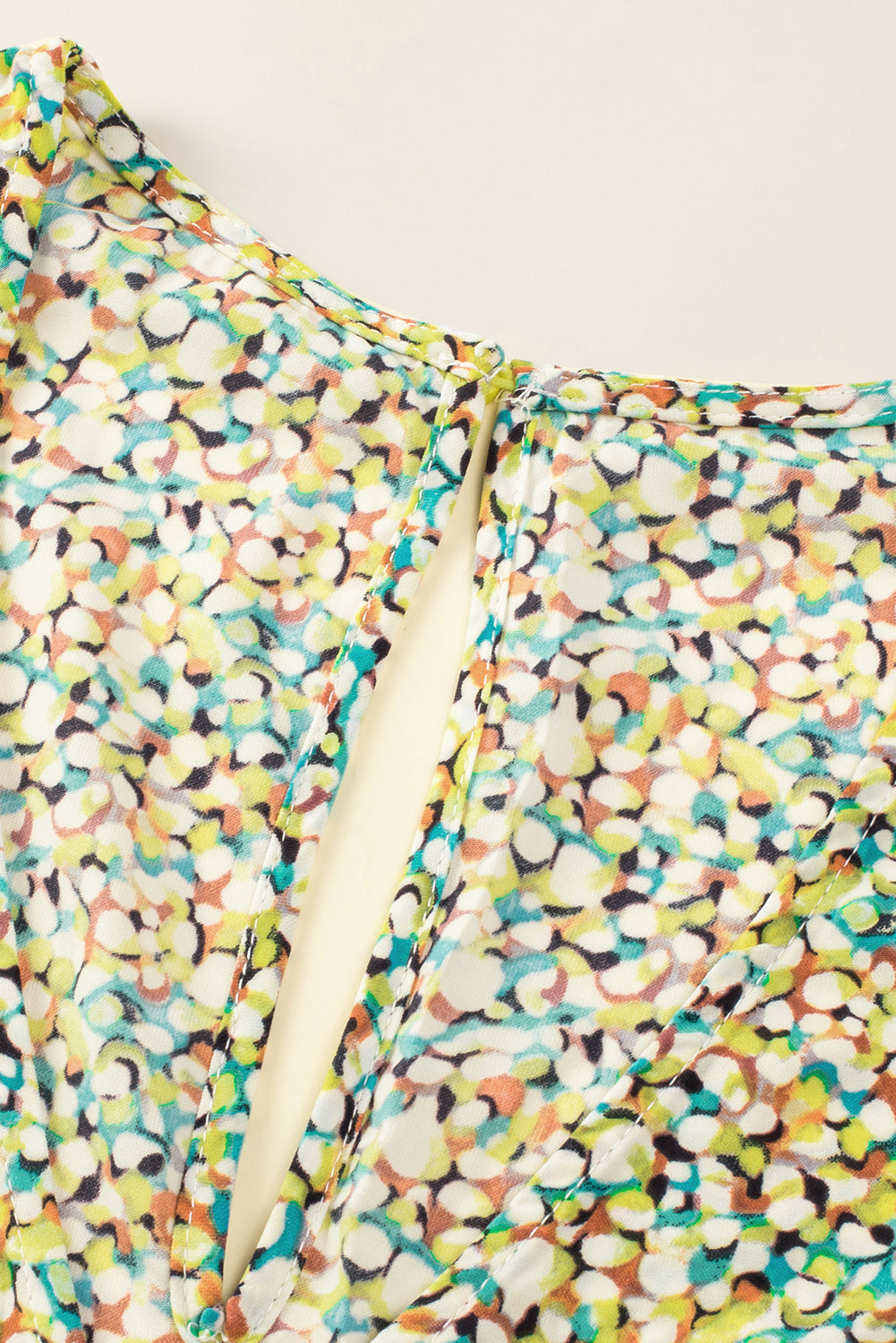 Mehrfarbiges Babydoll-Kleid mit Rüschen und V-Ausschnitt und Blumendruck