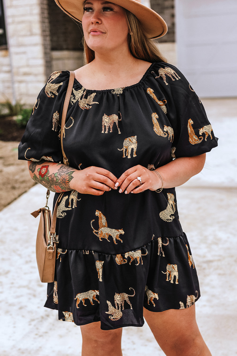 Mini-robe noire à volants et manches bouffantes à imprimé guépard de grande taille