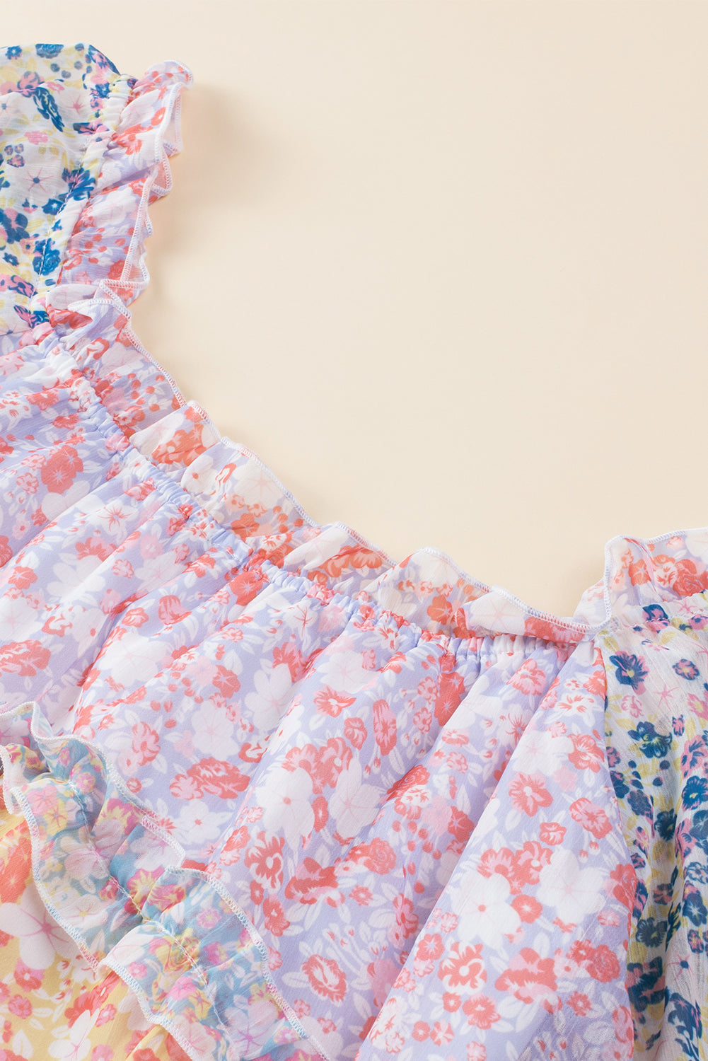 Himmelblaues, geblümtes Colorblock-Kleid mit gestuften Puffärmeln