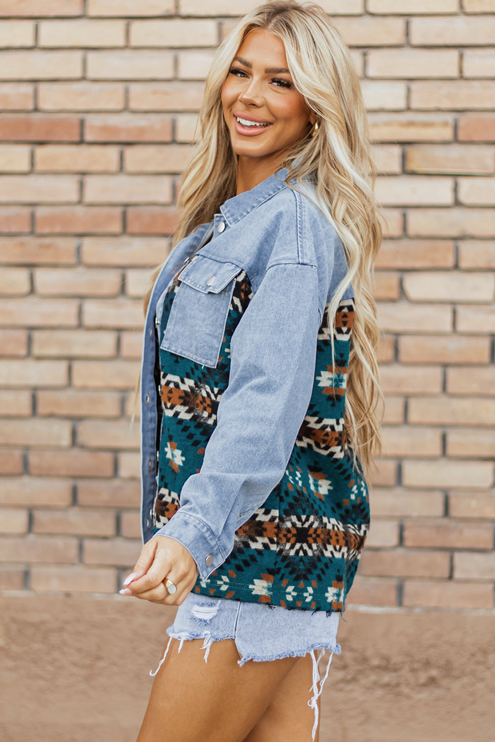 Blaue Jeansjacke mit Azteken-Print