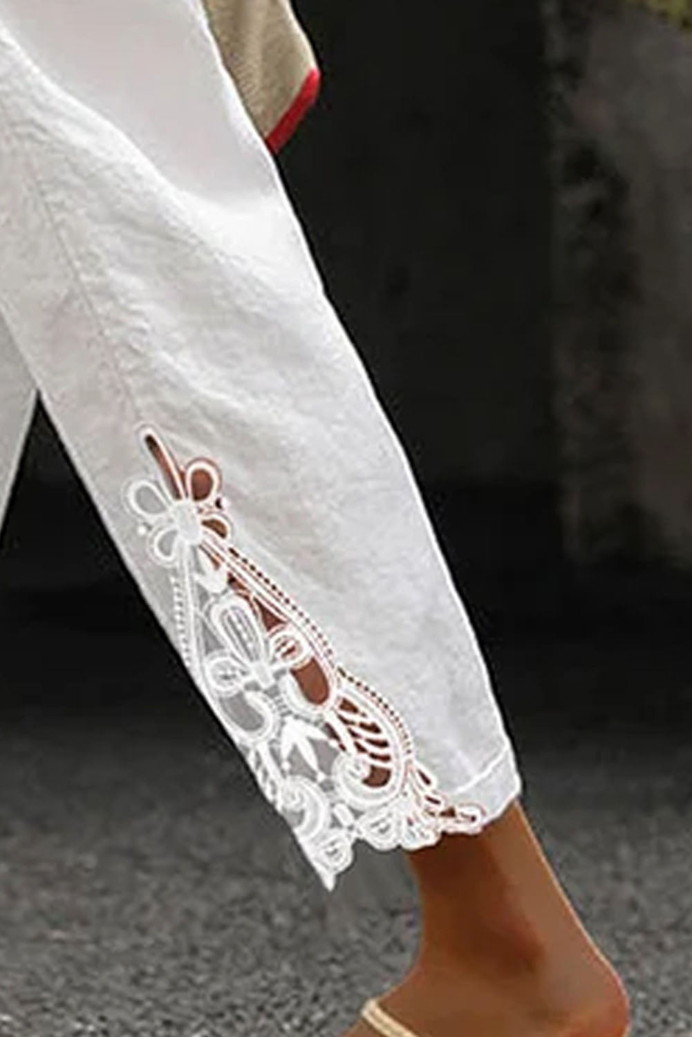 Ležerne pamučne hlače s vezicom i čipkom kaki boje