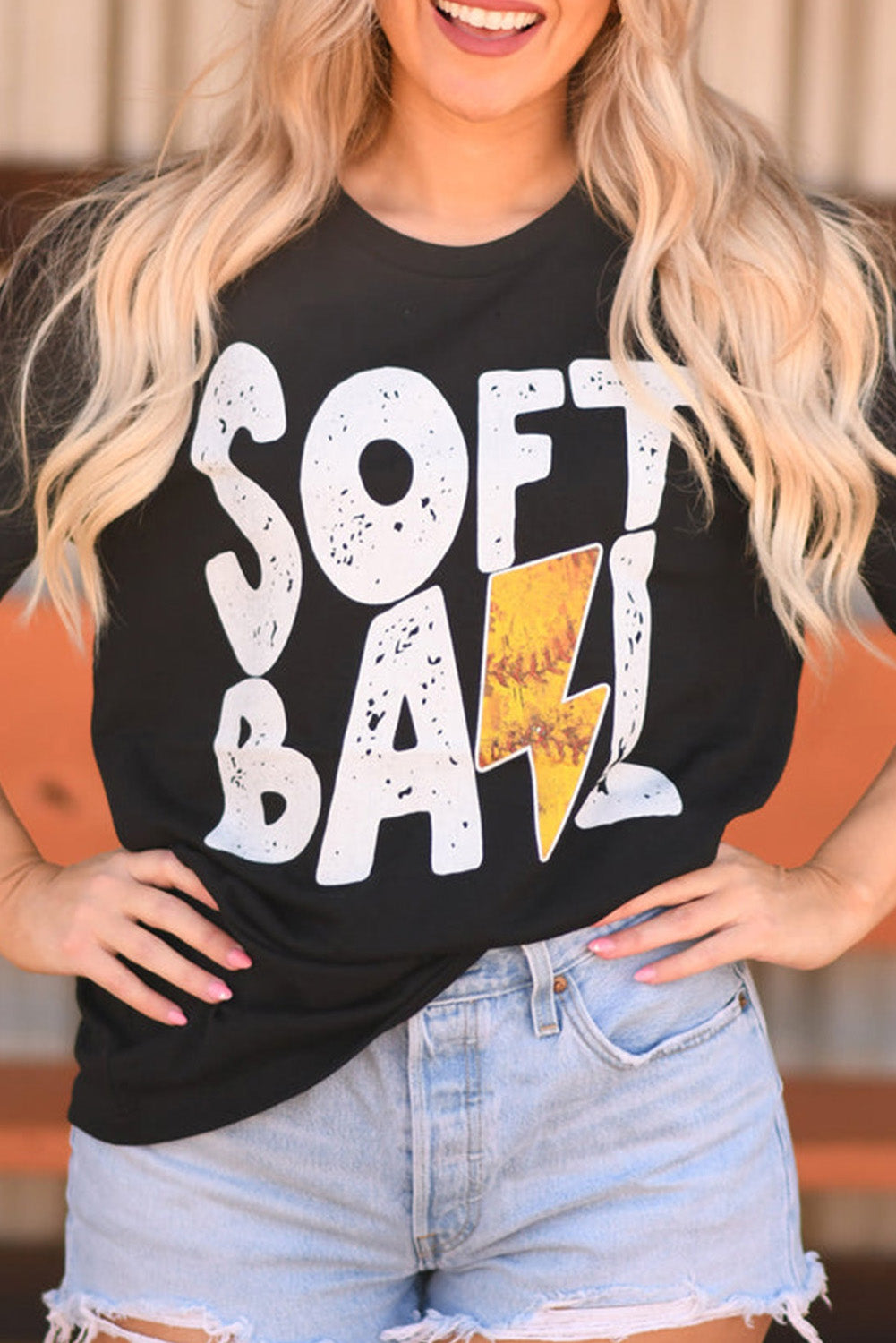 T-shirt nera con grafica SOFT BALL Chic Letter