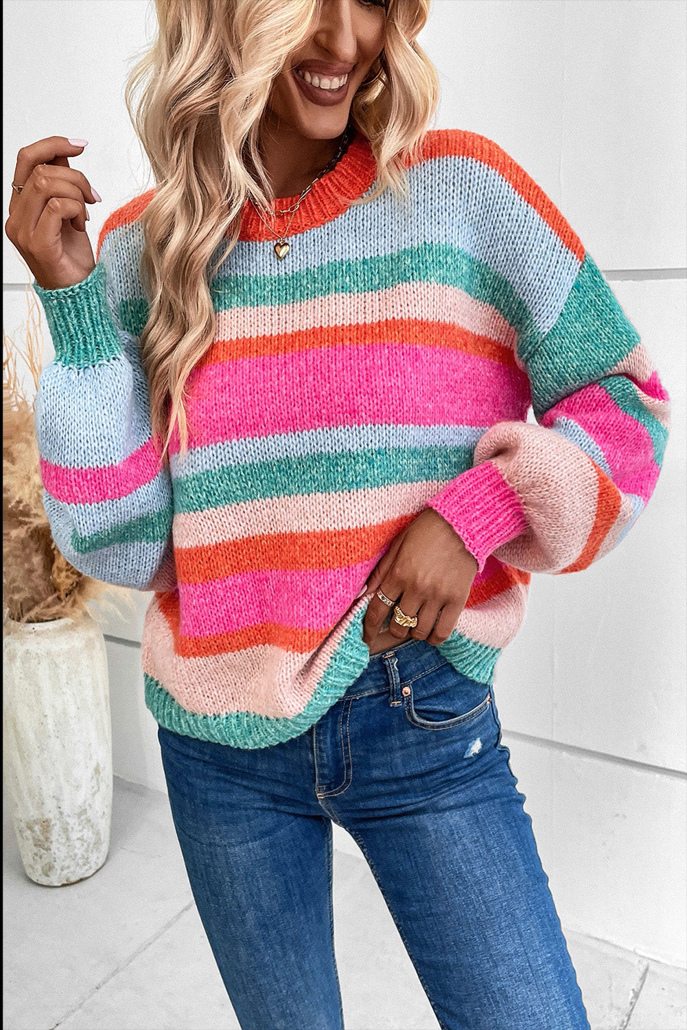 Višebojni prugasti pleteni pulover s puf rukavima na spuštena ramena