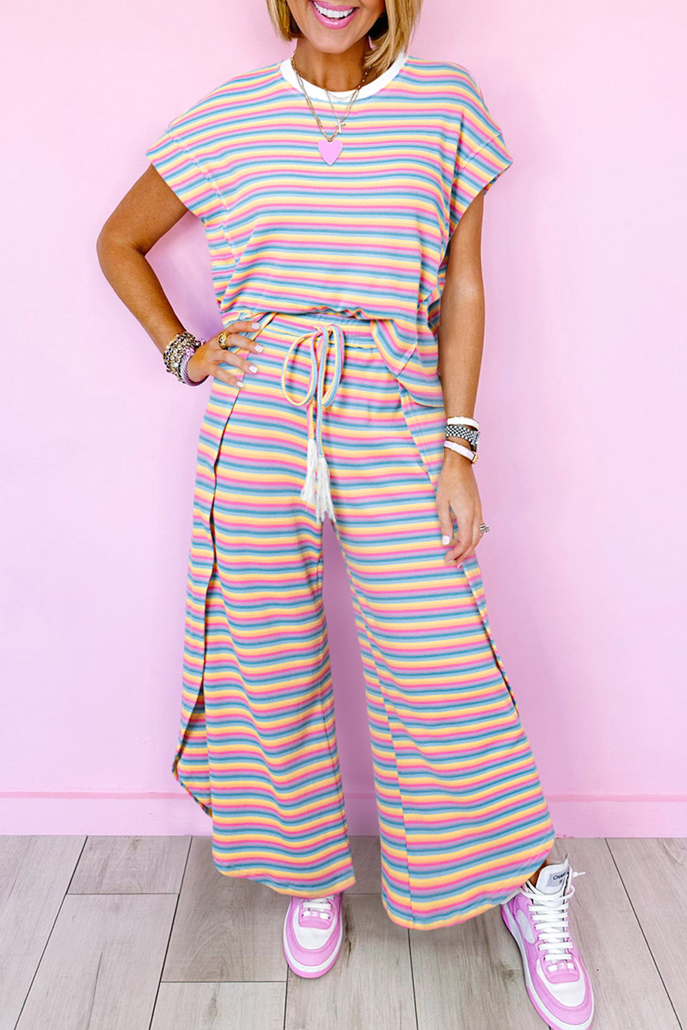 Komplet širokih hlač z mavrično majico z rožnatimi črtami in vrvicami