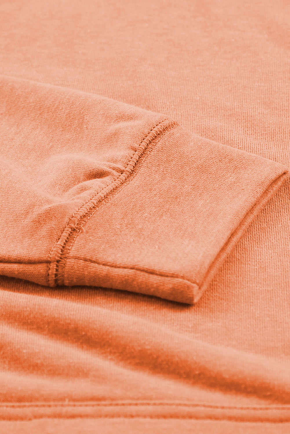 Oranžen pulover s kapuco z vrvicami in kengurujskimi žepi
