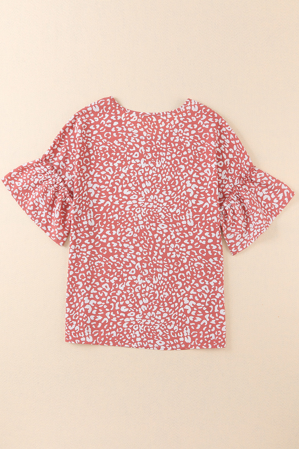 Rosafarbenes T-Shirt mit Leopardenmuster und Rüschenärmeln