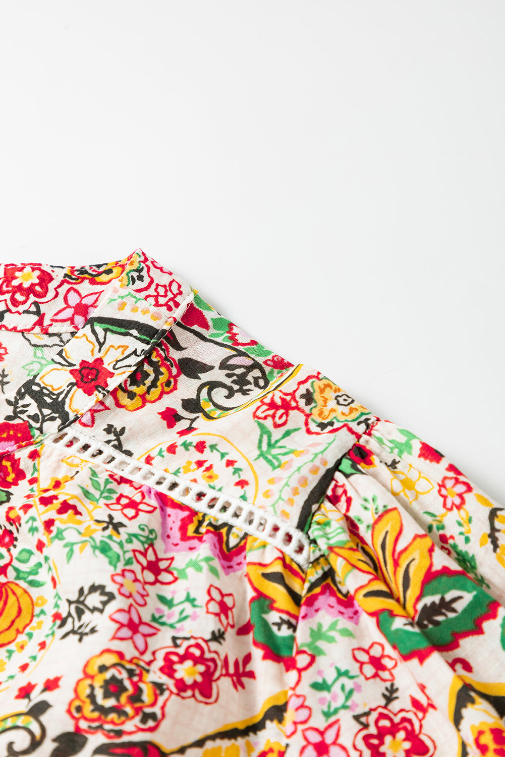 Mehrfarbiges, mit Blumenmuster bedrucktes, gespleißtes Hemd mit Puffärmeln und Knöpfen