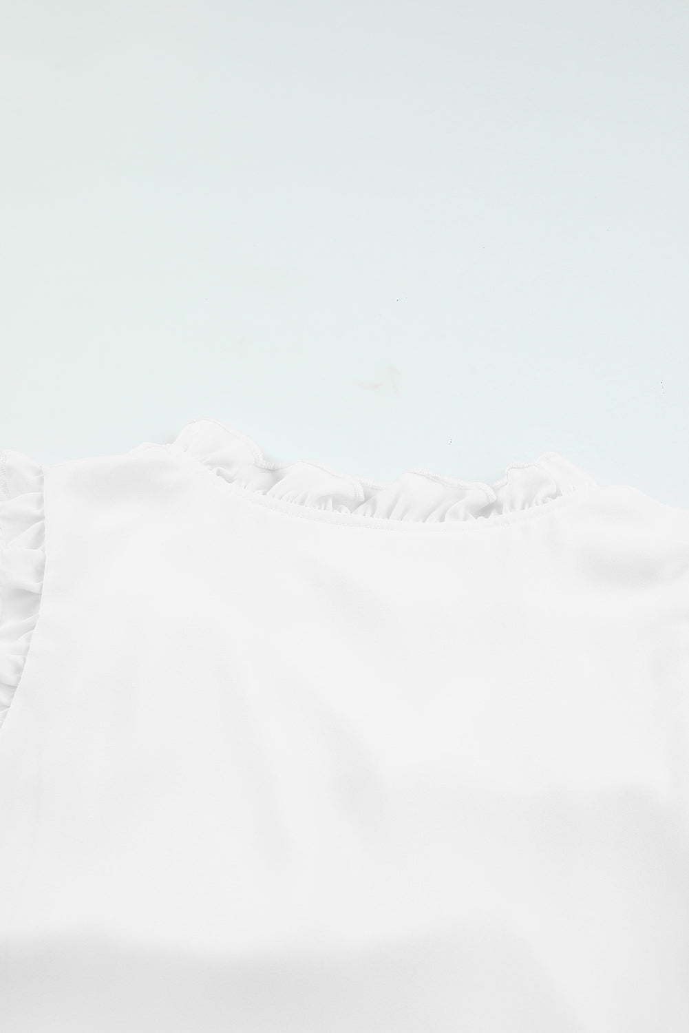Bijela jednobojna majica s ukrasima s volanima s V izrezom