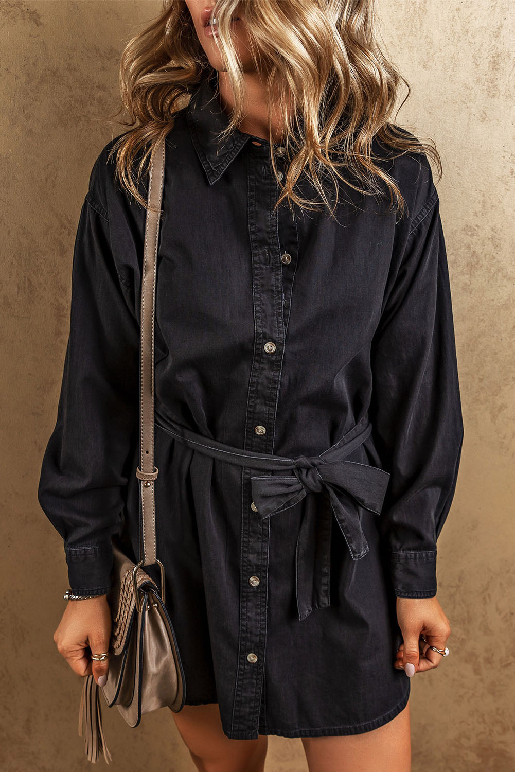 Robe chemise en jean noire boutonnée avec ceinture
